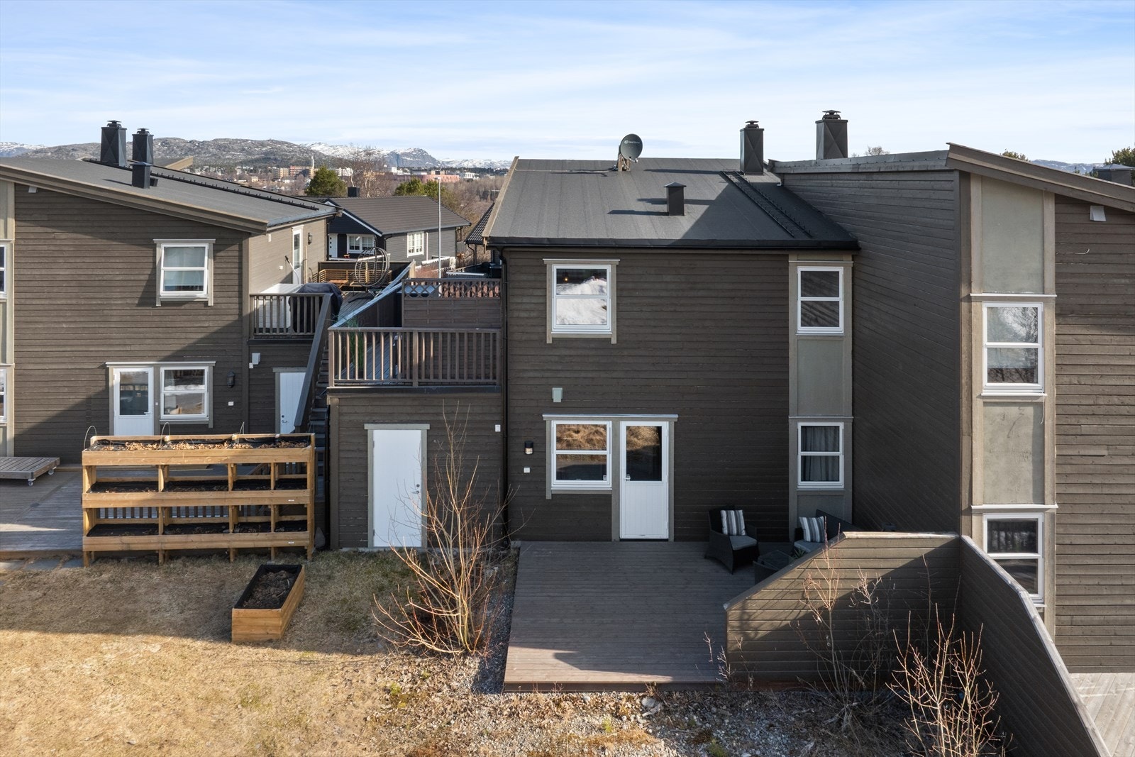 Innholdsrik tomannsbolig. Boligen har en høy og usjenert beliggenhet i et veletablert og barnevennlig nabolag. Det er to romslige uteplasser, hvorav en terrasse på 23 m² med direkte utgang fra soverommet. I tillegg medfølger en isolert garasje på ca. 2 Galleribilde