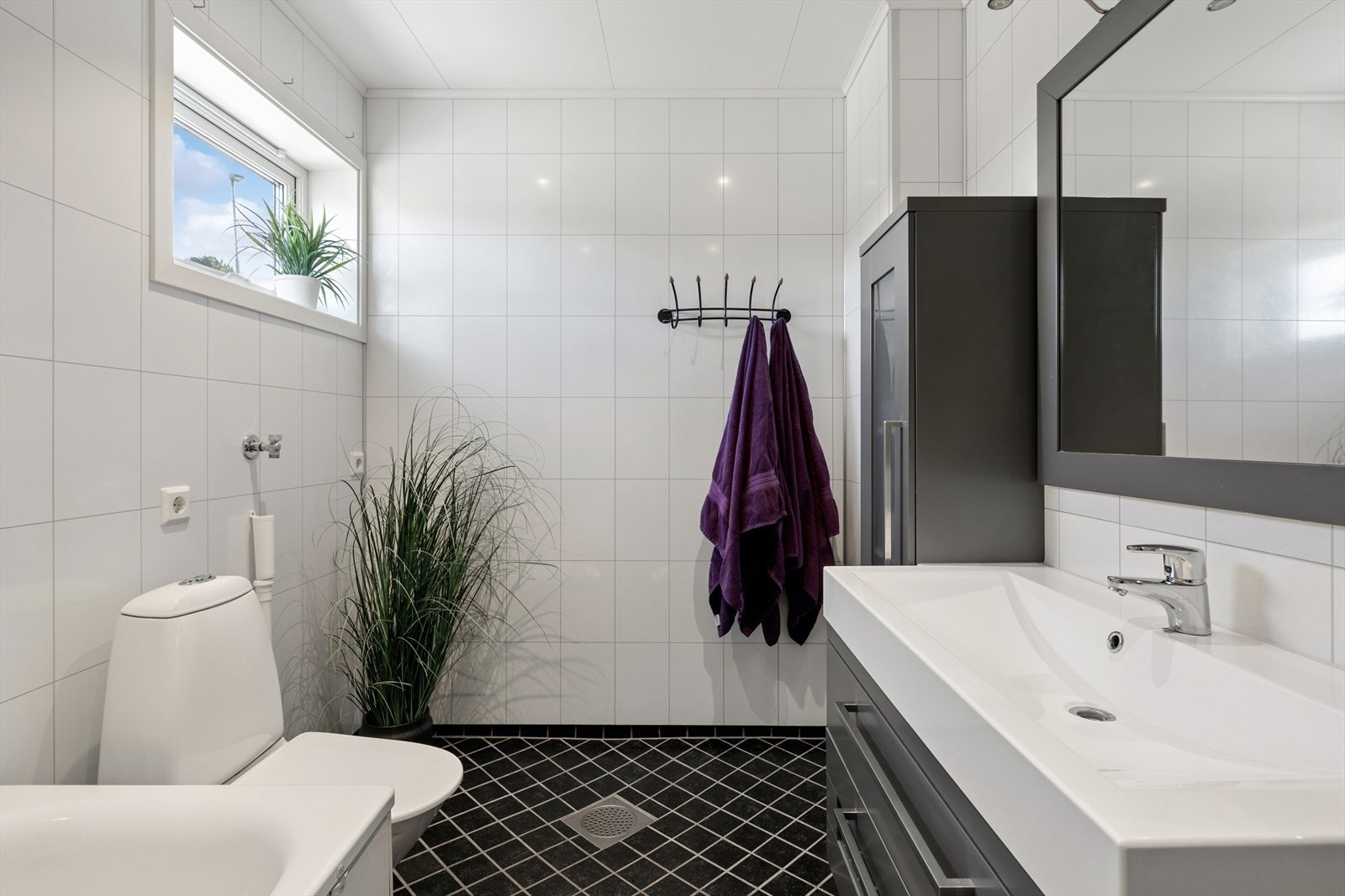 Badet har flislagt gulv som varmes opp ved bruk av elektriske varmekabler. Galleribilde