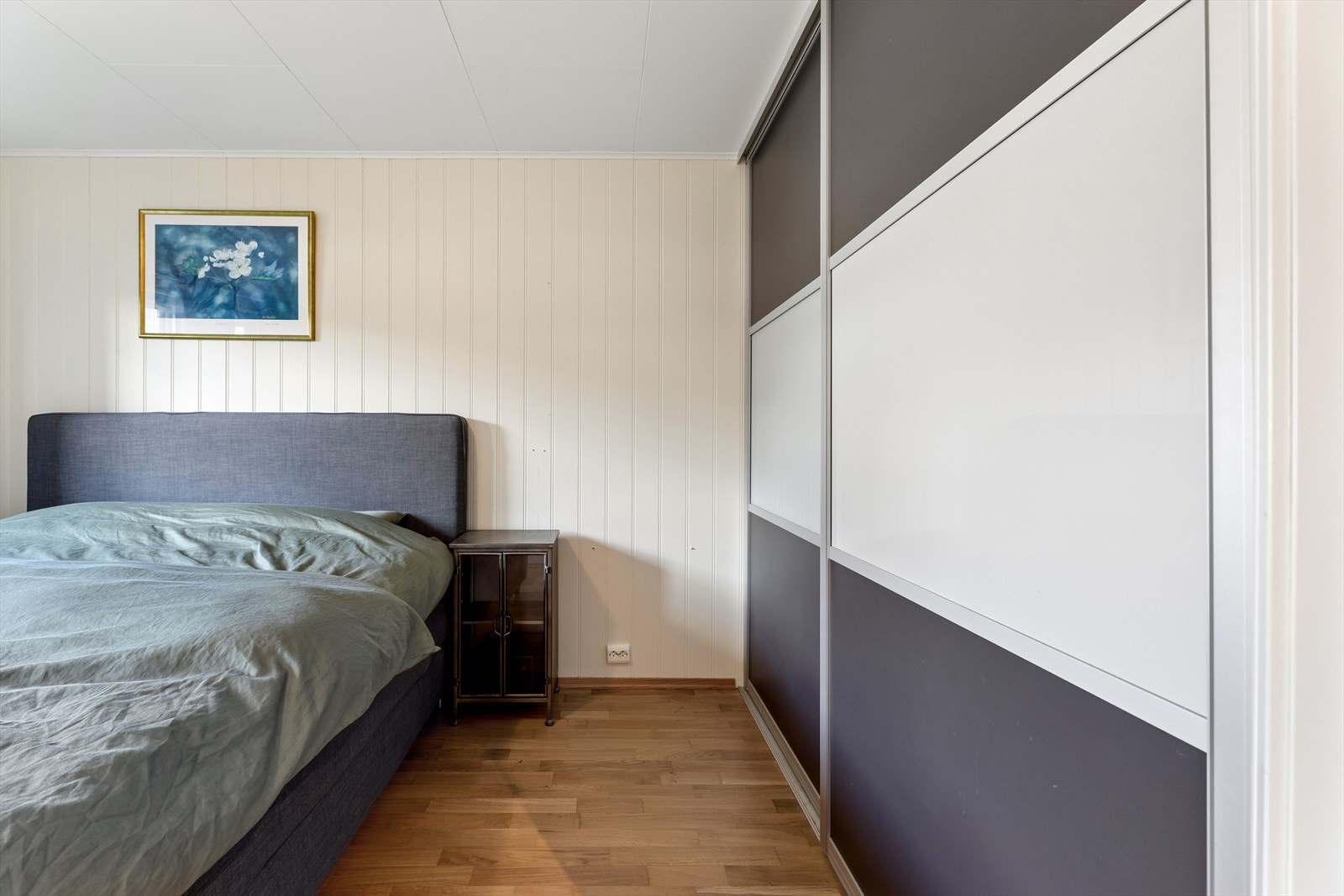 Hovedsoverommet har en romslig skyvedørsgarderobe for effektiv oppbevaring. Galleribilde