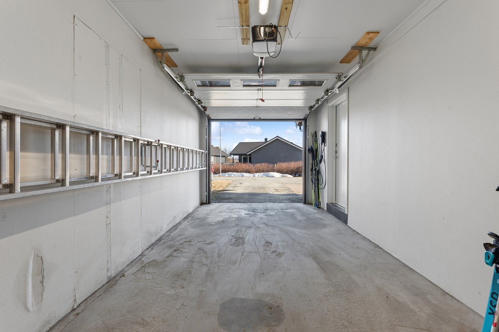 Isolert garasje på 20 m² med betonggulv, automatisk leddport og installert elbillader. Galleribilde