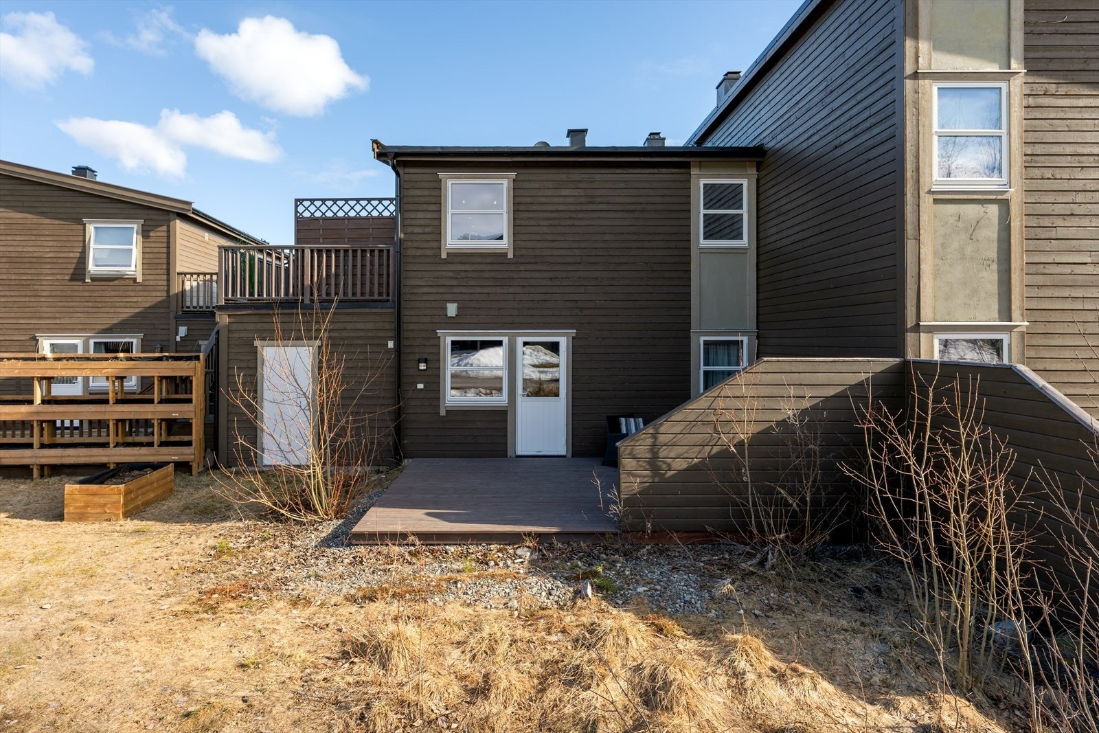 Baksiden av boligen med utgang til terrasse og hage. Galleribilde