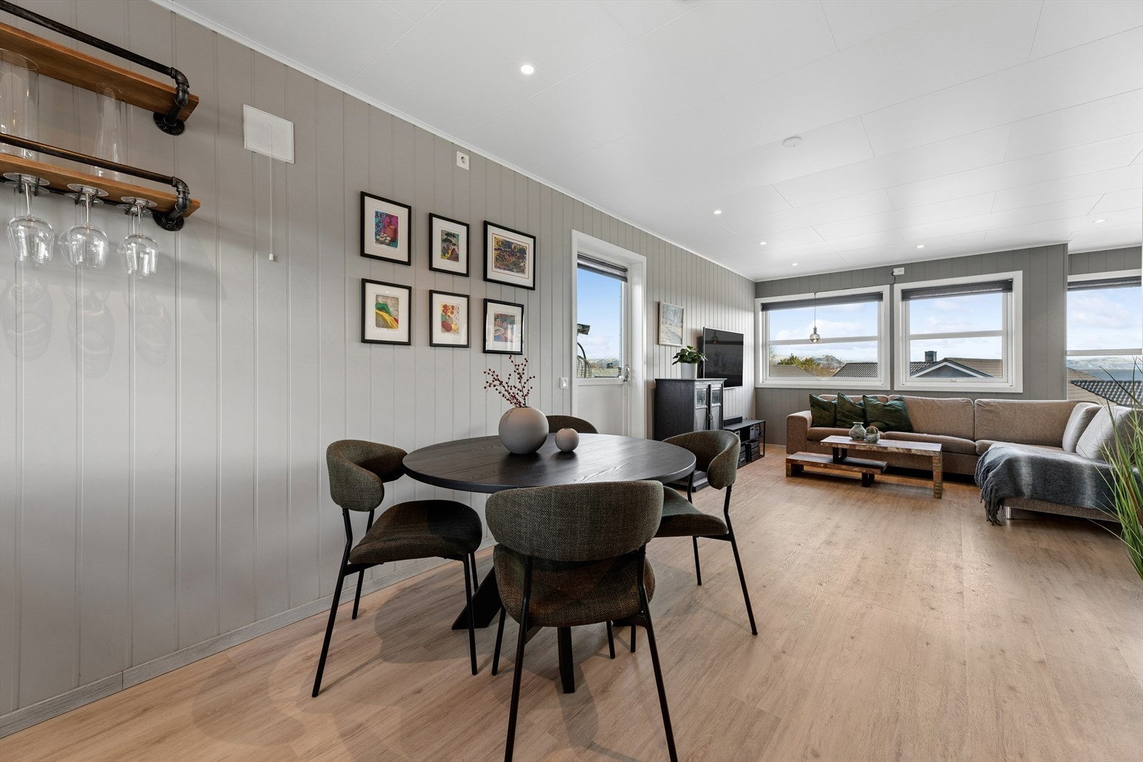 Den åpne løsningen gir fleksible møbleringsmuligheter for både sofagruppe, spisebord og andre sosiale soner. Galleribilde