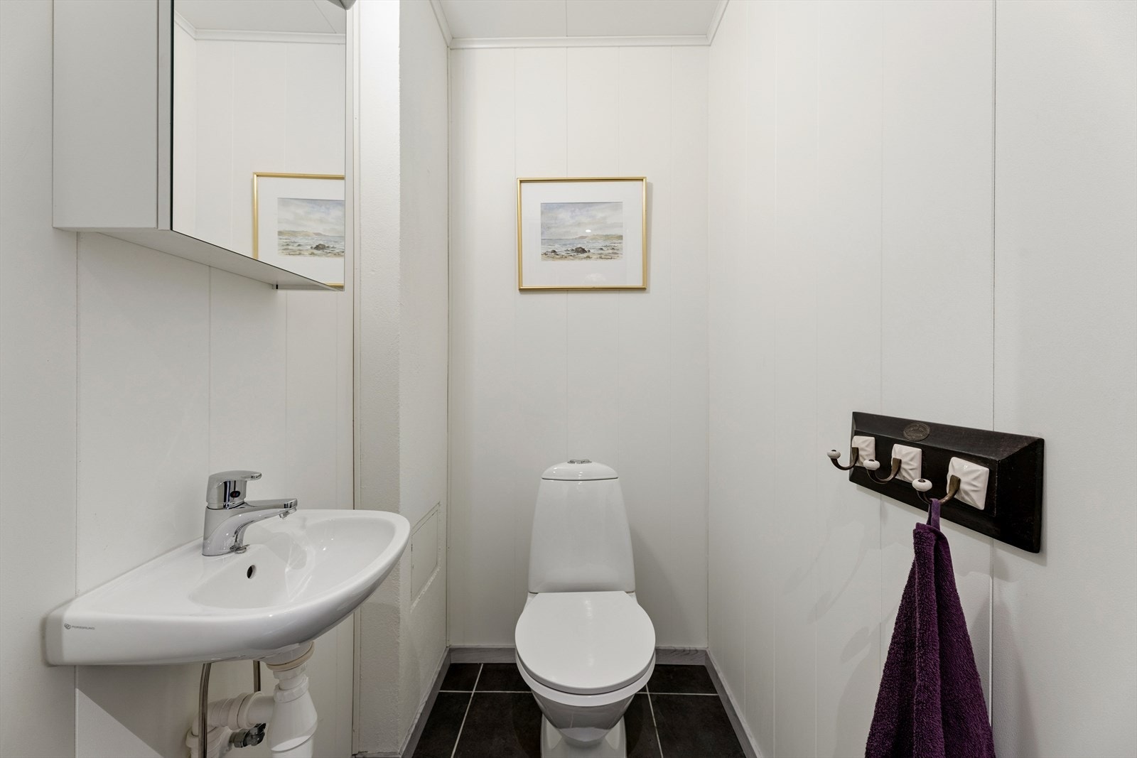 I tillegg til hovedbadet har boligen et separat toalettrom med flislagt gulv. Galleribilde