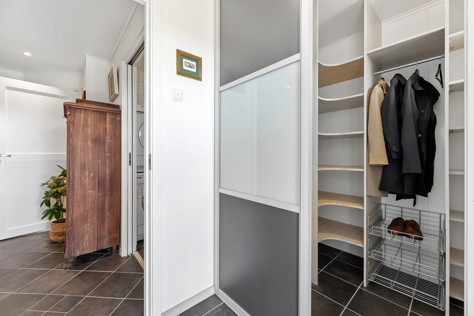Entreen har god plass til oppbevaring i en romslig skyvedørsgarderobe. Galleribilde