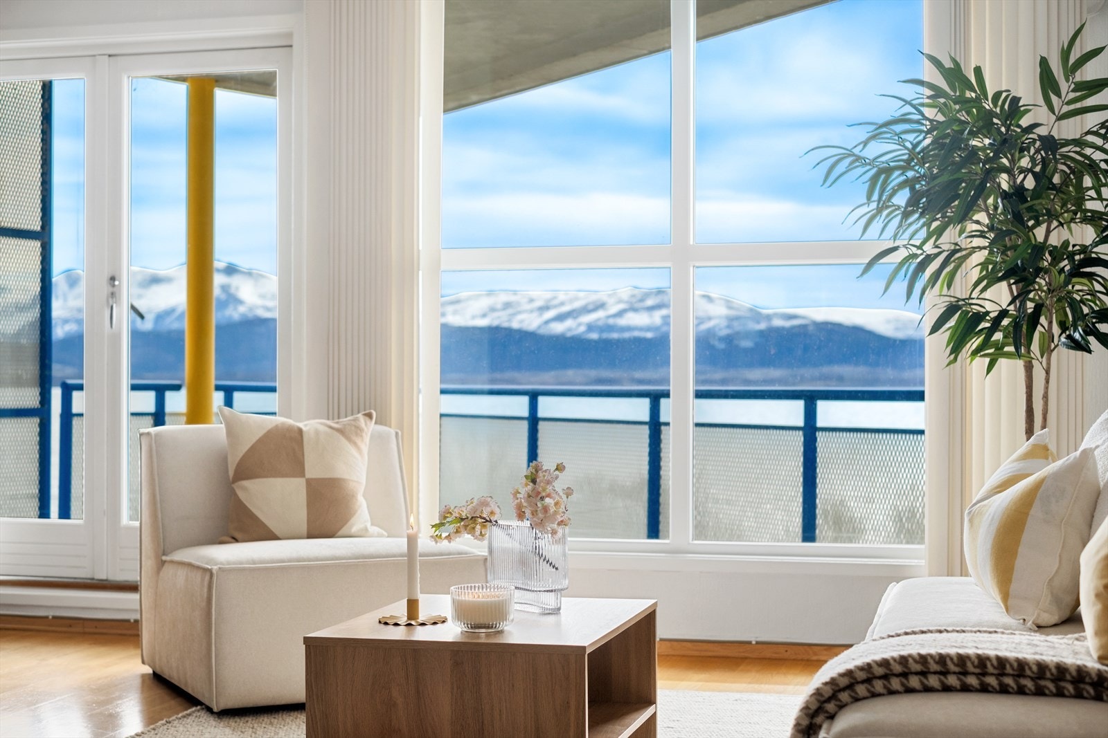 Fantastisk utsikt over Saltfjorden med bl.a. Børvasstindan i bakgrunnen Galleribilde