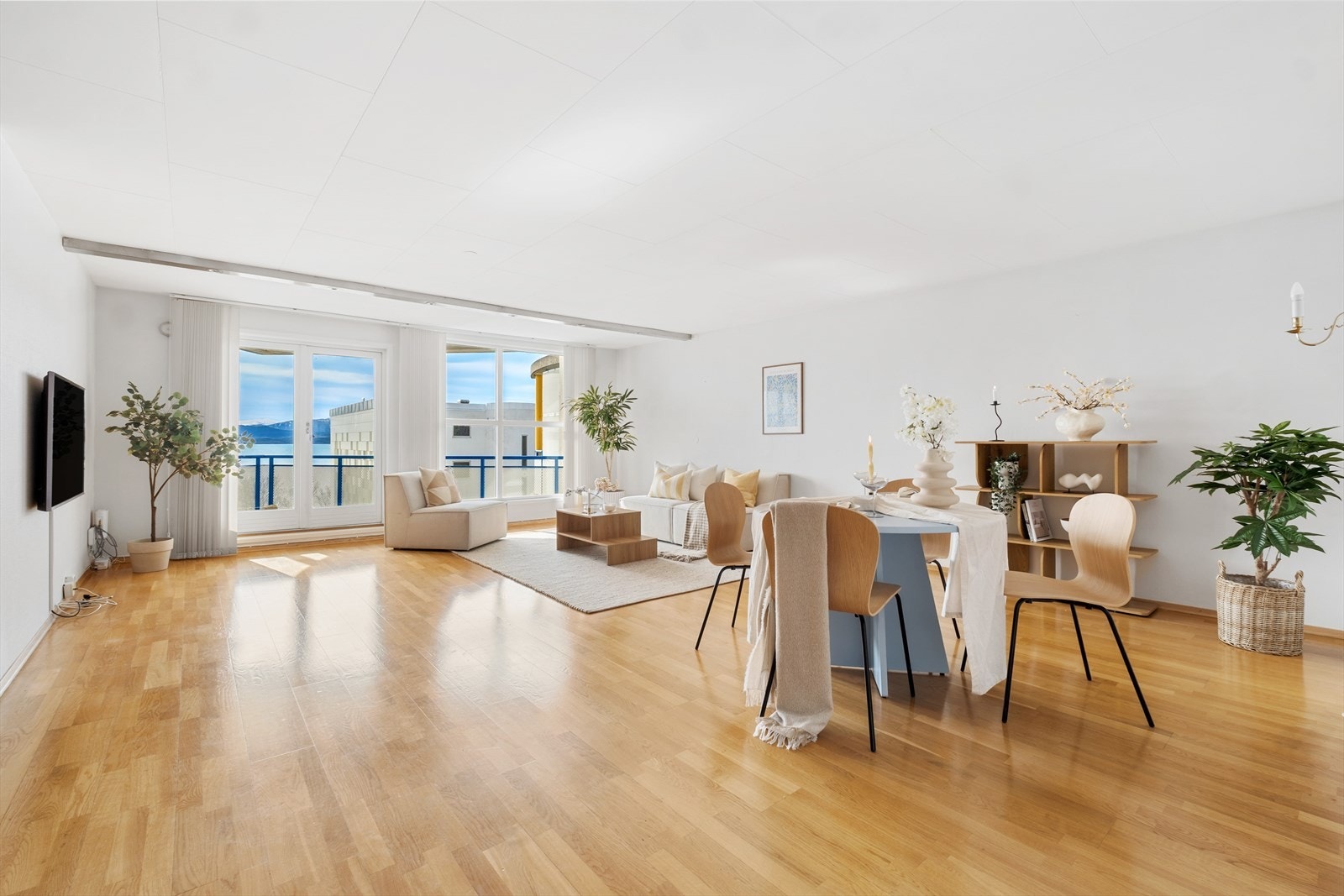 De store vindusflatene slipper inn godt med naturlig lys. Galleribilde
