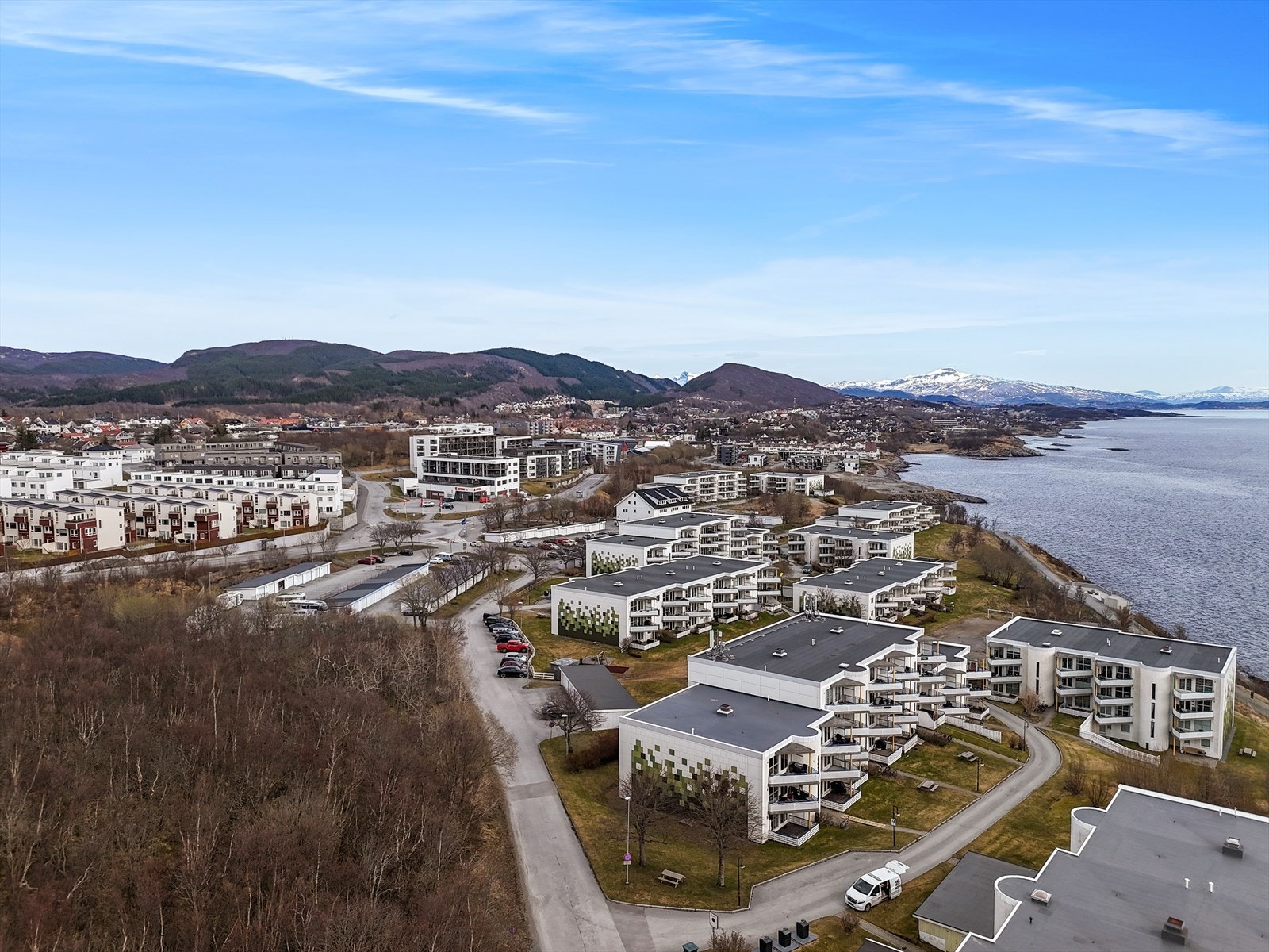 Tomten har pent opparbeidede fellesarealer med plen, internveier med asfalt og belegningsstein, samt prydbusker og trær. Galleribilde