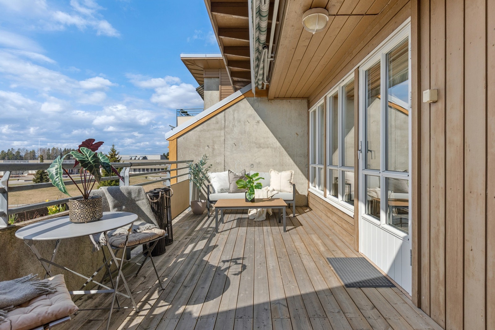Fra stuen er det utgang til en herlig terrasse på ca. 14 m² med gode solforhold. Galleribilde
