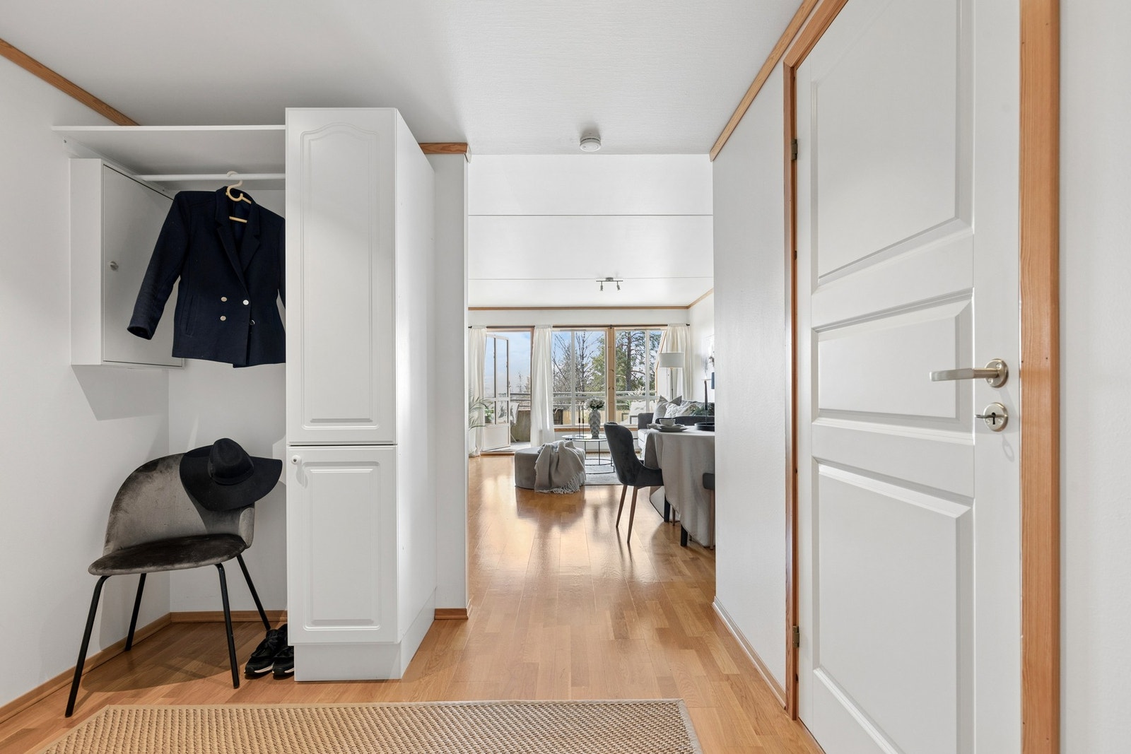 Entréen er lys og innbydende med lyse veggflater og parkett på gulv, som gir et godt førsteinntrykk av boligen. Galleribilde