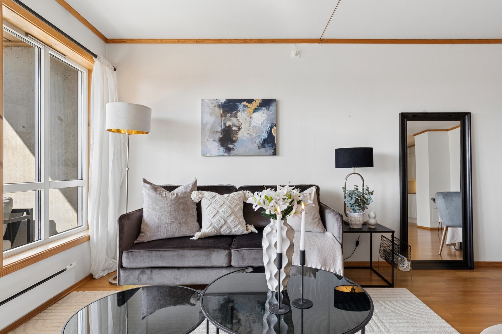 Stuen har godt med plass til sofagruppe av valgfri størrelse. Galleribilde