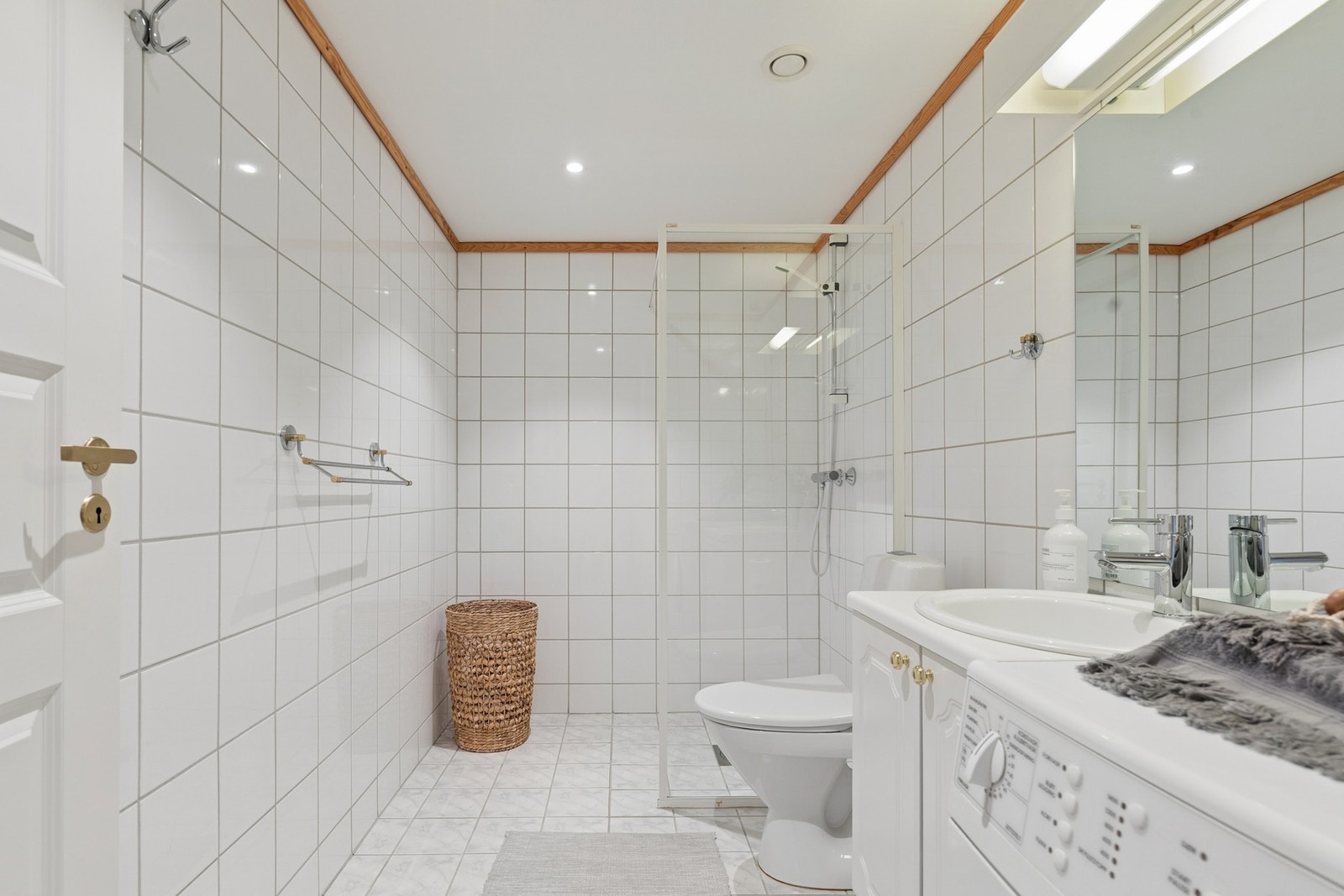 Badet er romslig og funksjonelt med flislagte vegger og gulv. Galleribilde