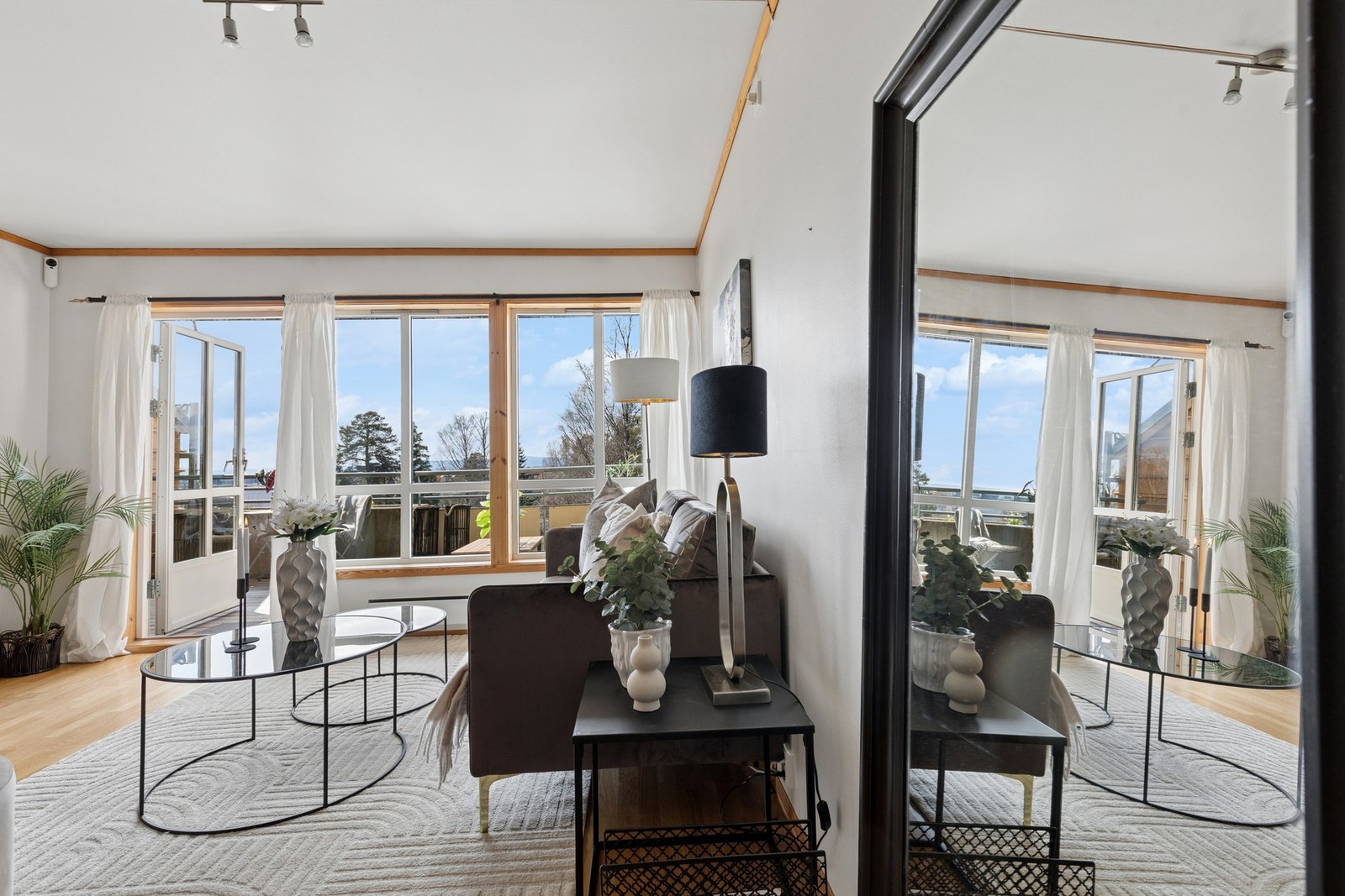 Fra stuen er det direkte utgang til en stor terrasse, som gir en fin forlengelse av oppholdsrommet i de varmere månedene. Galleribilde