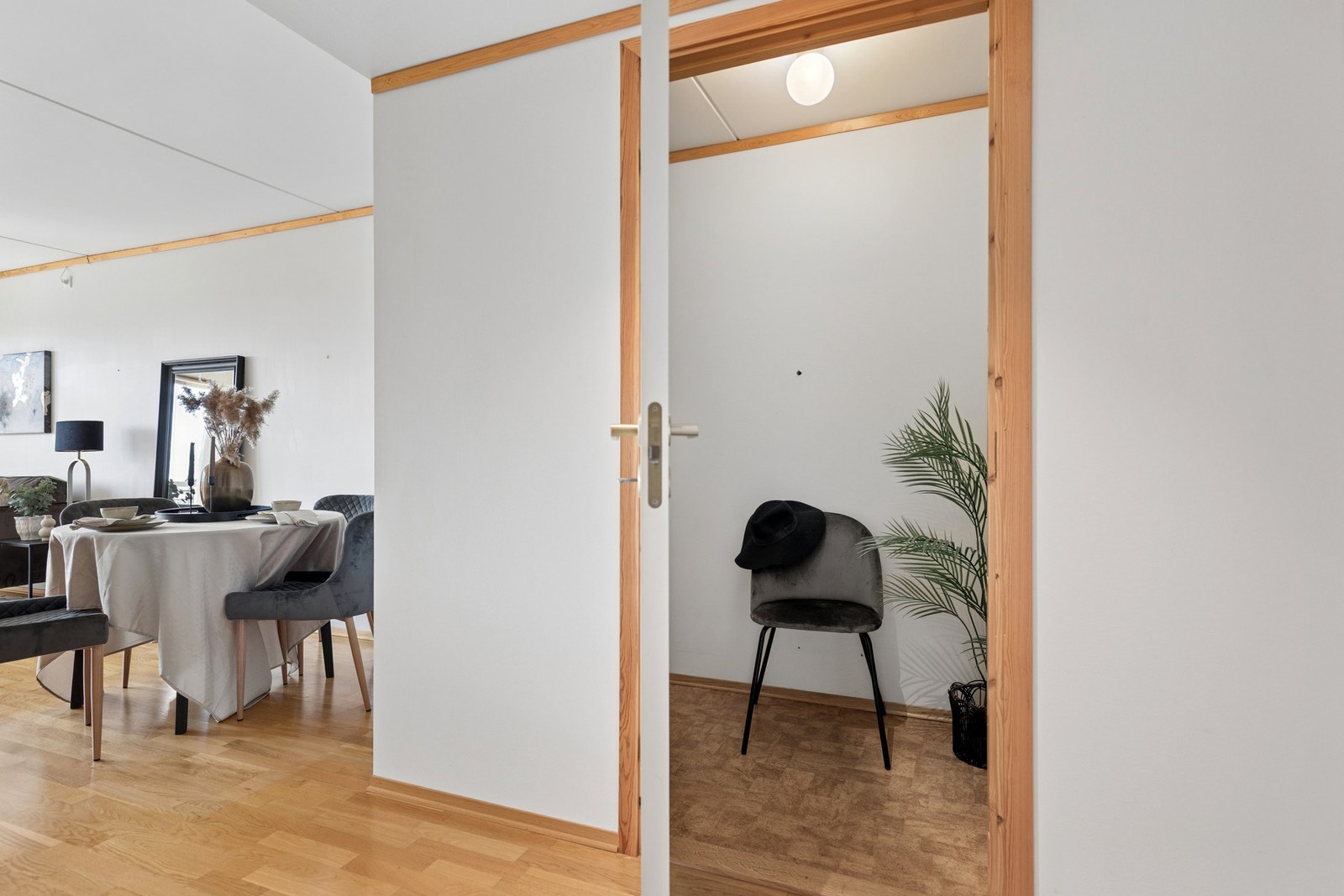 Her er det praktiske oppbevaringsmuligheter med garderobeløsning og plass til yttertøy og sko. Galleribilde