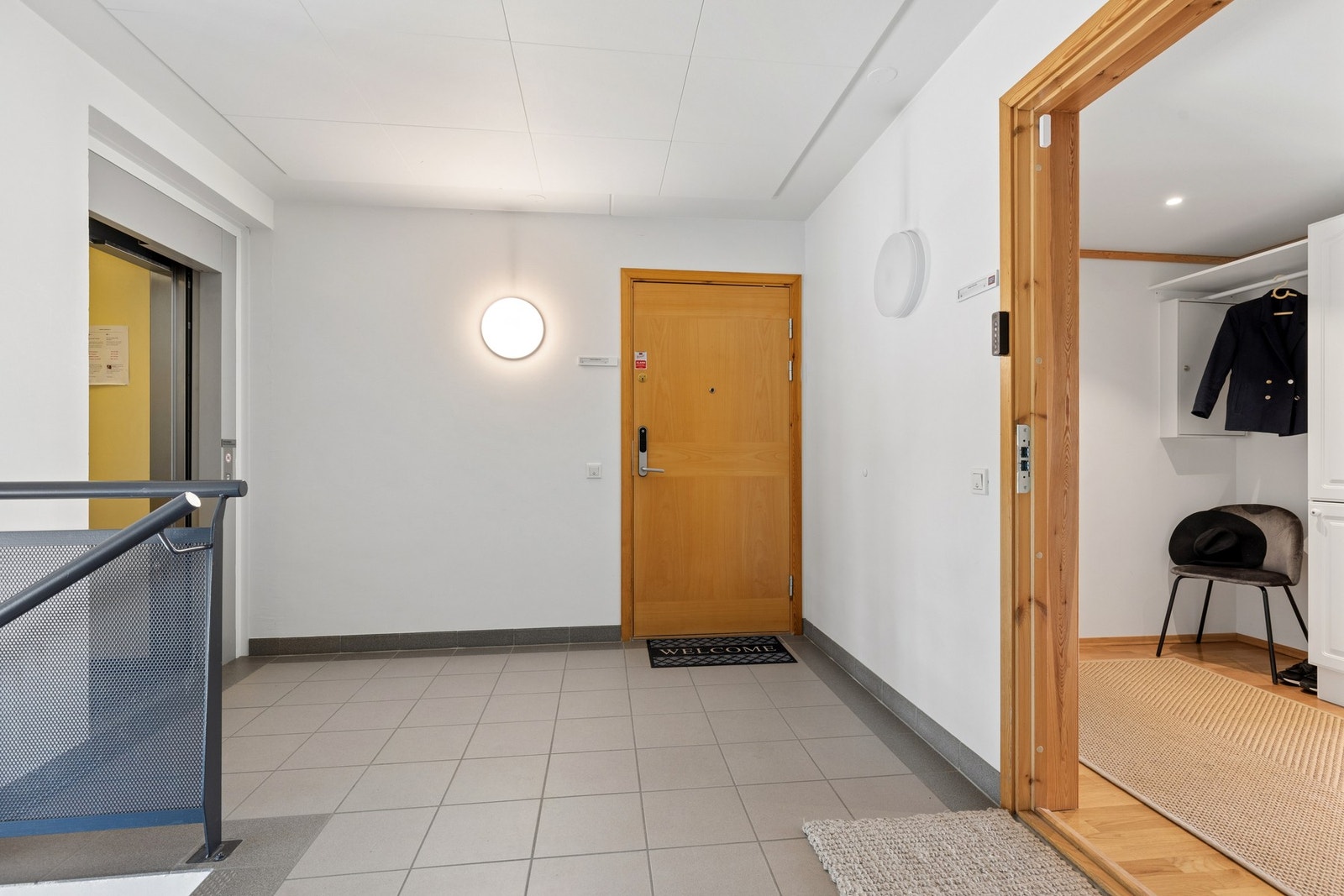 Adkomst til boligen skjer via felles trappeoppgang med tilgang til heis. Galleribilde