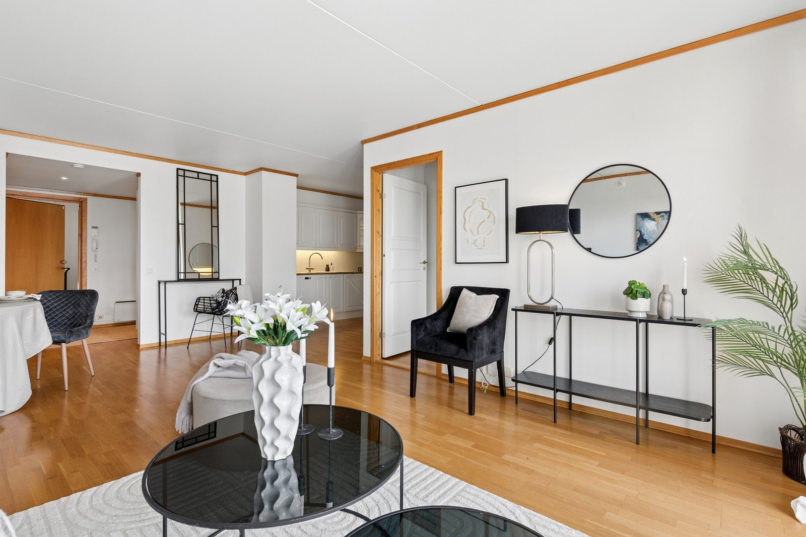 Stuen er lys og romslig med store vindusflater som slipper inn rikelig med naturlig lys. Galleribilde