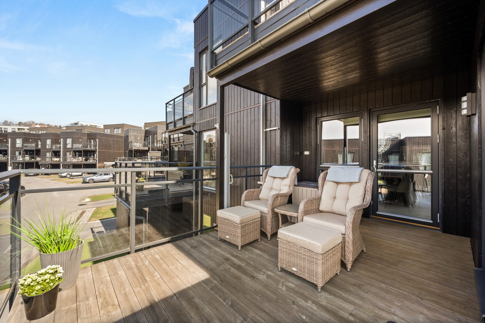 Det er terrasse på hver side av rommet med gode solforhold Galleribilde