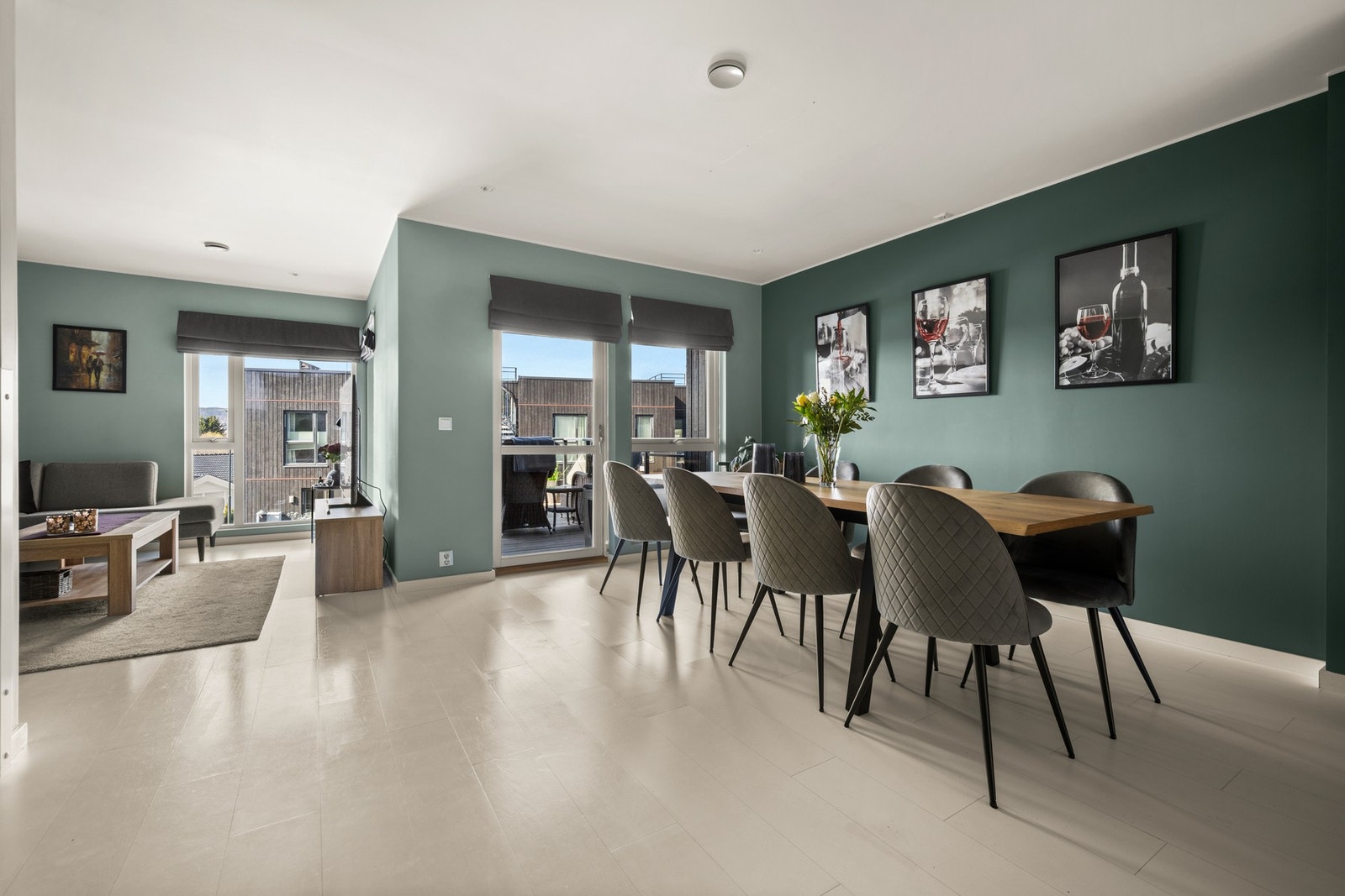God plass til stort spisebord Galleribilde