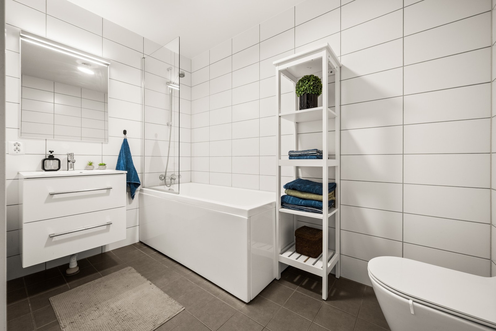 Bad 2 i første etasje. Badekar med dusjvegg, servant og underskuffer Galleribilde