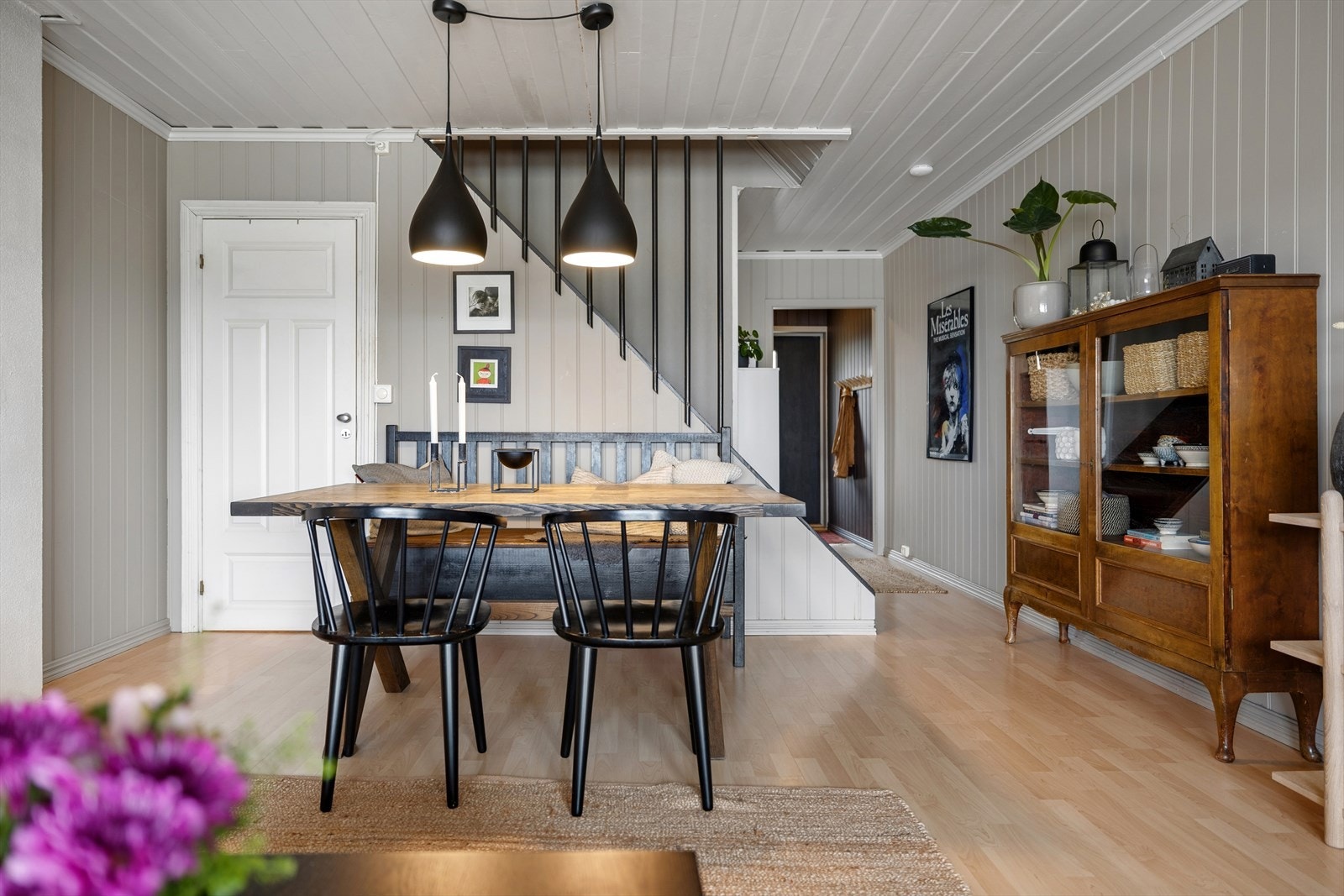 Det er plass til spisebord i stuen. Galleribilde