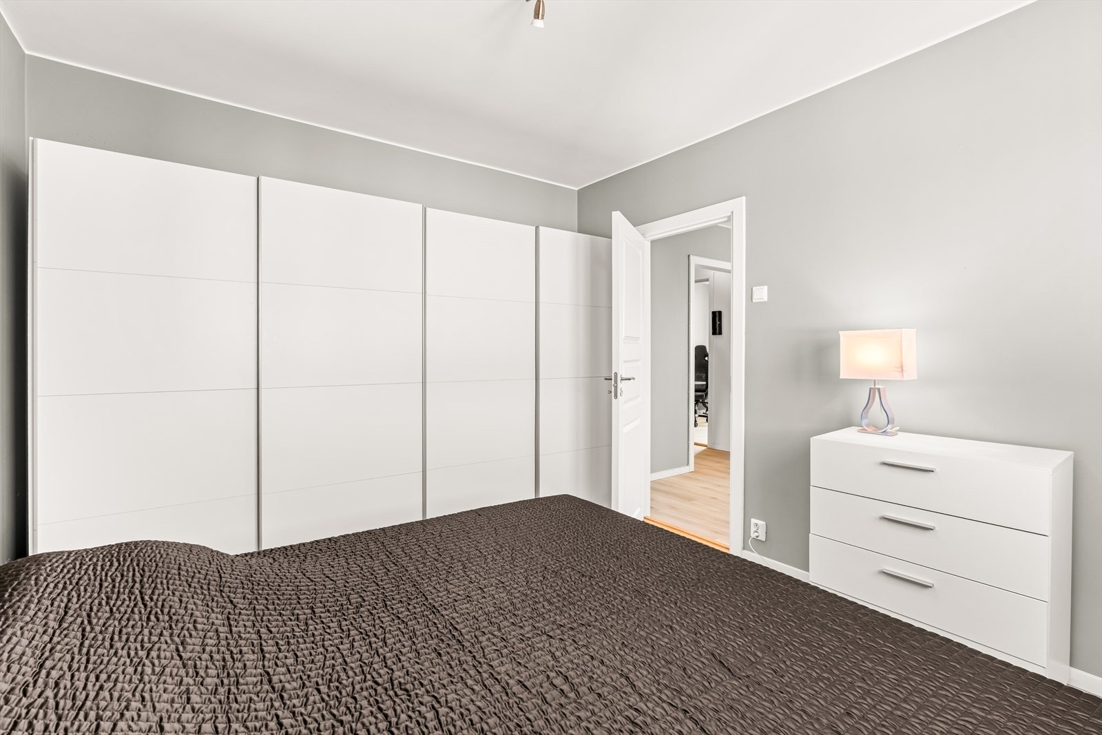 Leiligheten disponerer ogsså to boder for ekstra lagring, en i kjelleren på 7 m² og en på loftet på 3 m². Galleribilde