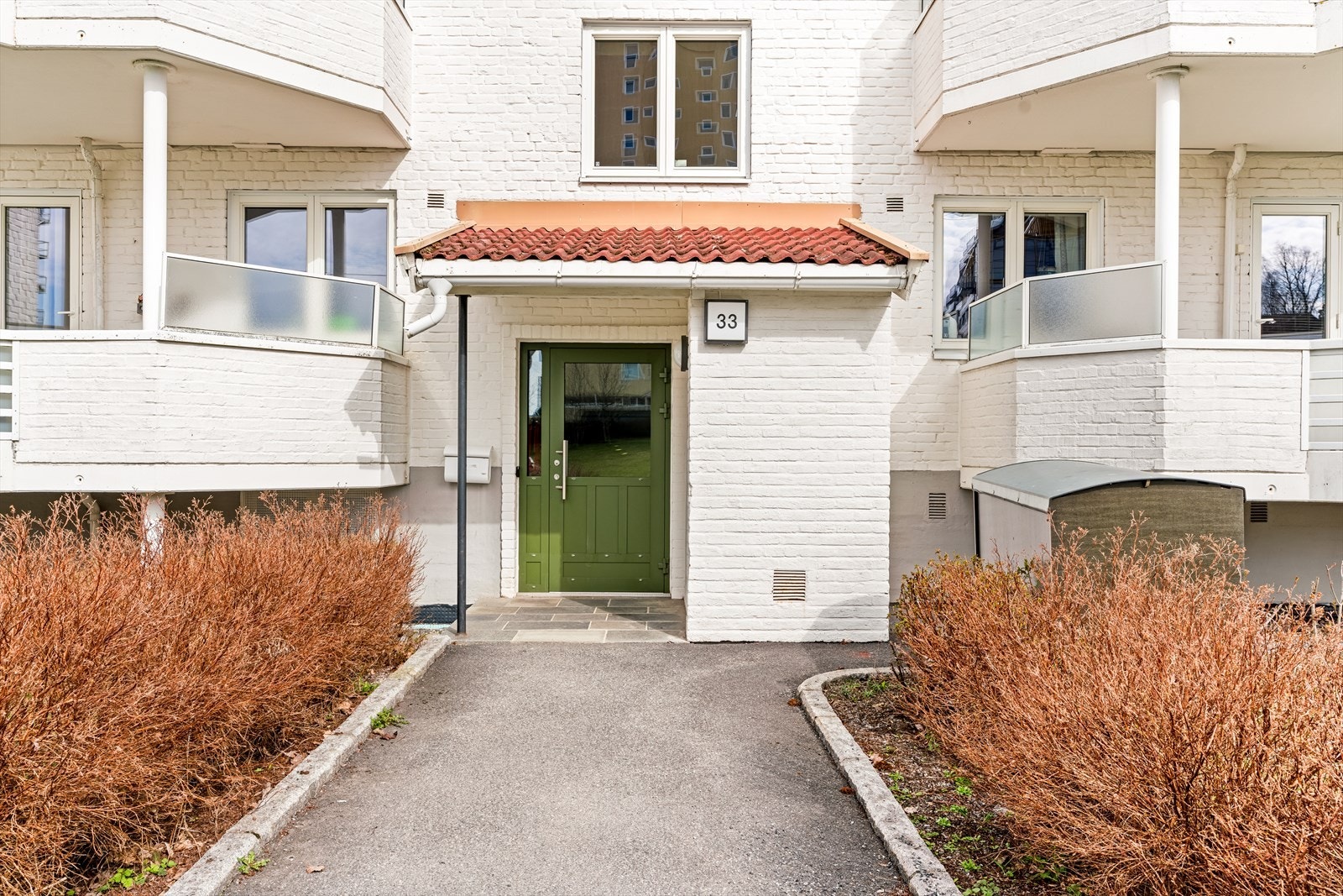 Bygget er fra 1959 og har en solid konstruksjon med yttervegger i malt murverk og etasjeskillere i betong. Galleribilde
