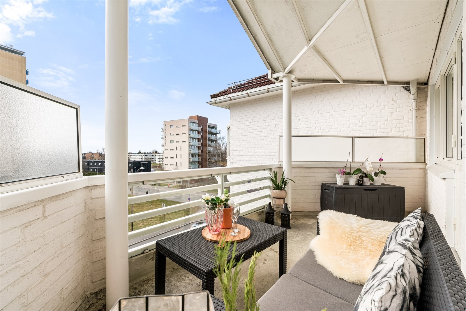 Fra stuen er det direkte utgang til den romslige, solrike og overbygde balkongen. Galleribilde