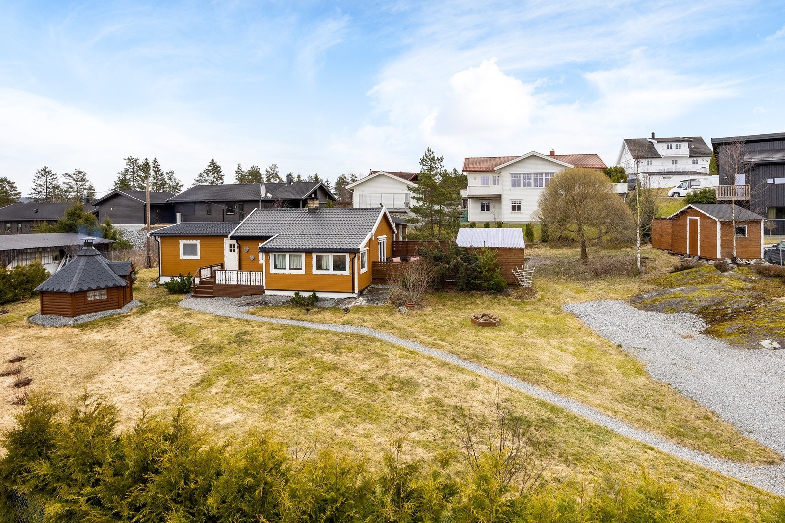 Tomten har en singlet adkomst og gårdsplass. Hagen er opparbeidet med plen og diverse beplantning. Eiendommen har gode lys- og solforhold. Galleribilde