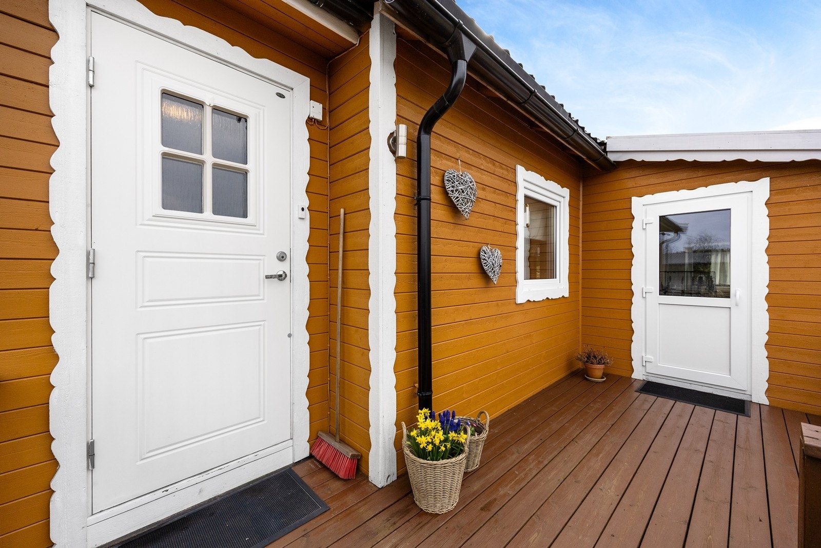 Terrassen har gulv med terrassebord, og det er plass til utemøbler. Galleribilde