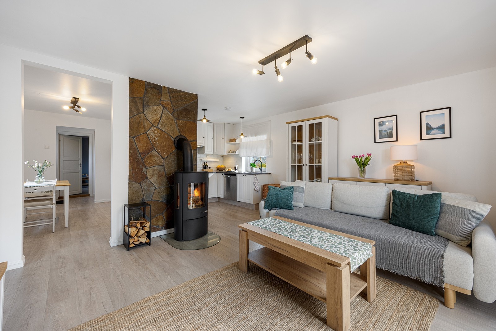 Kjøkkenet er i åpen løsning mot stuen, og har en plasseffektiv utforming. Stuen er av fin størrelse, med plass til sofaseksjon og tv-møbel. Galleribilde
