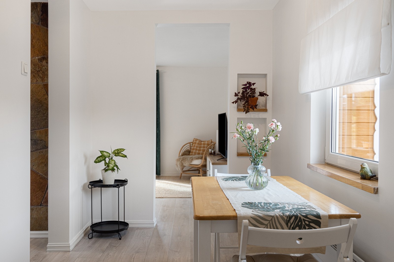 I rommet som ligger i tilknytning til kjøkkenet og stuen passer det fint å innrede med et lite spisebord. Galleribilde