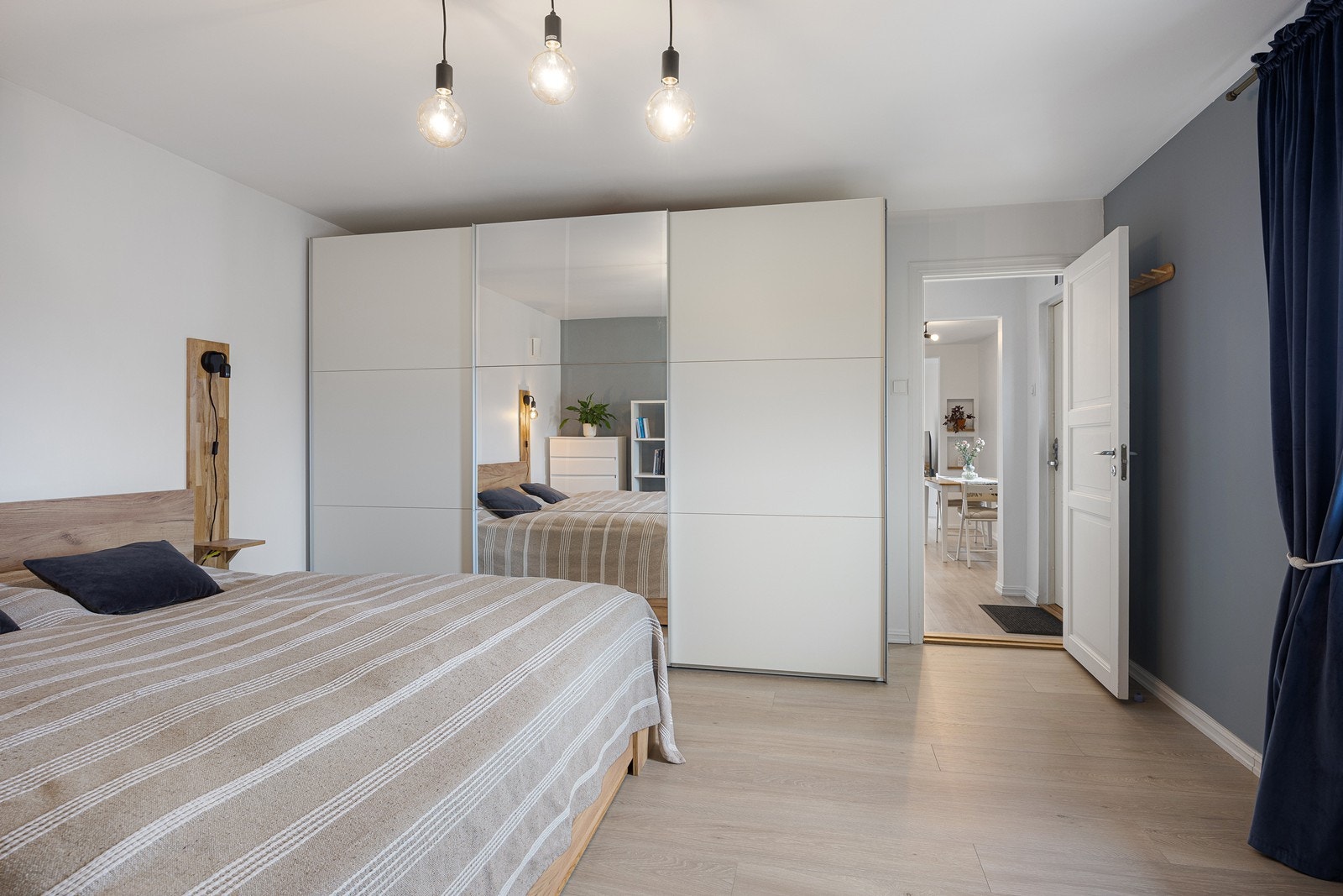 I tillegg er det montert en smart skyvedørsgarderobe med speilfronter. Galleribilde