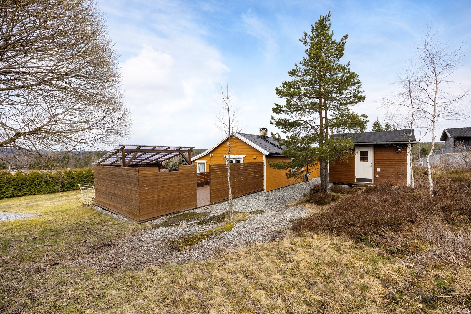 Til eiendommen hører to utvendige boder med lagringsplass. Galleribilde