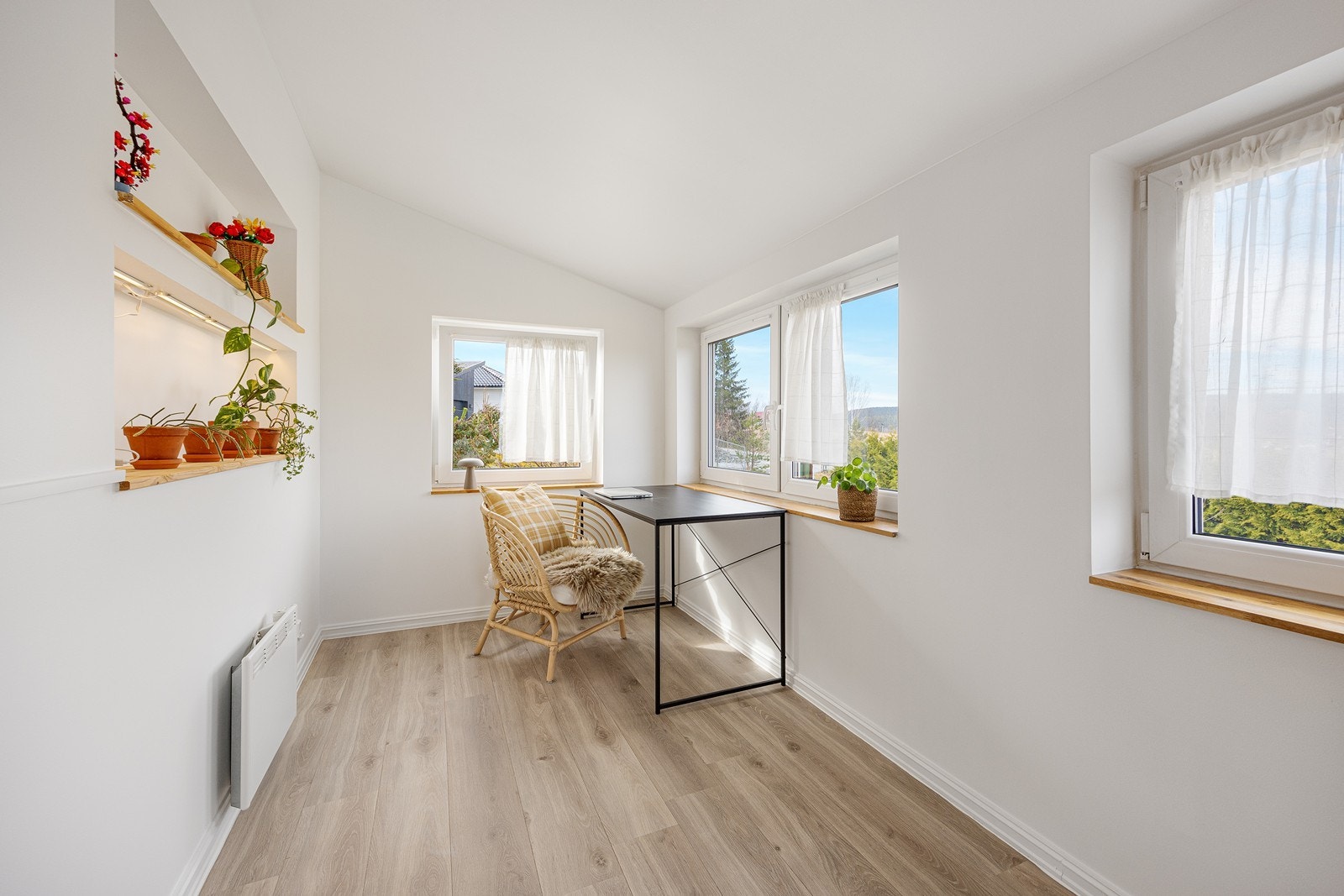 Fra stuen er det adkomst til en integrert hagestue med skråtak og gode vindusløsninger. Galleribilde