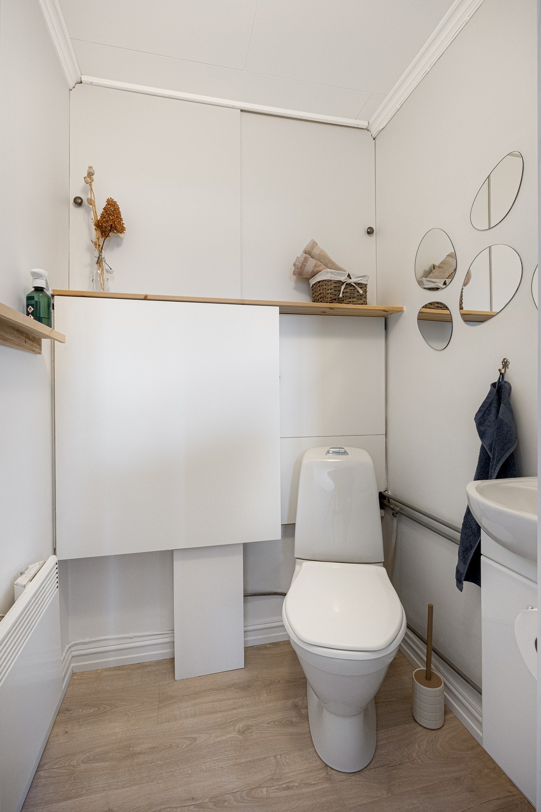 Fra gangen er det inngang til et separat toalettrom. Galleribilde