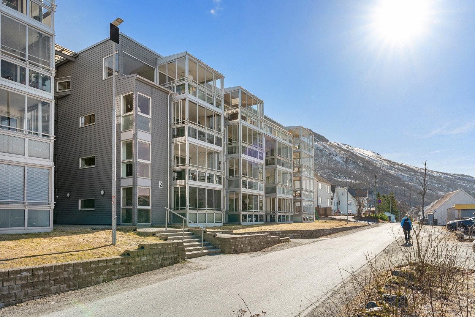 Dette er en sjelden mulighet til å sikre seg en moderne og attraktiv leilighet med flott beliggenhet og utsikt i Tromsø.