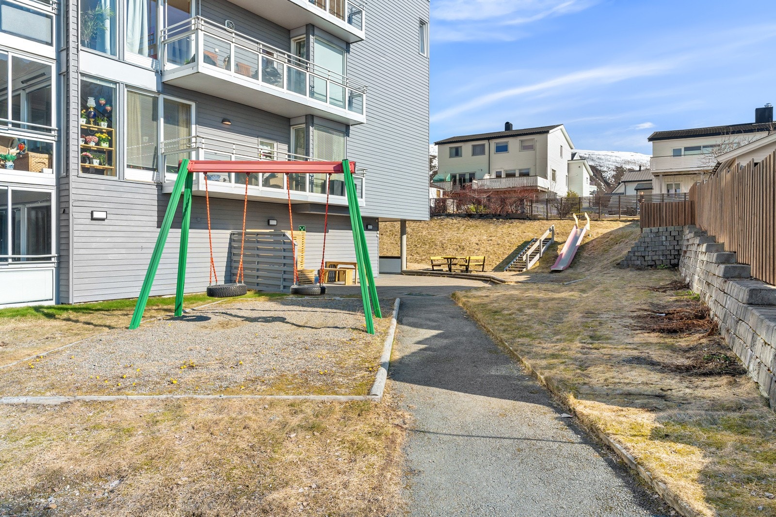 Fine lekeplasser og opparbeidet fellesområde.