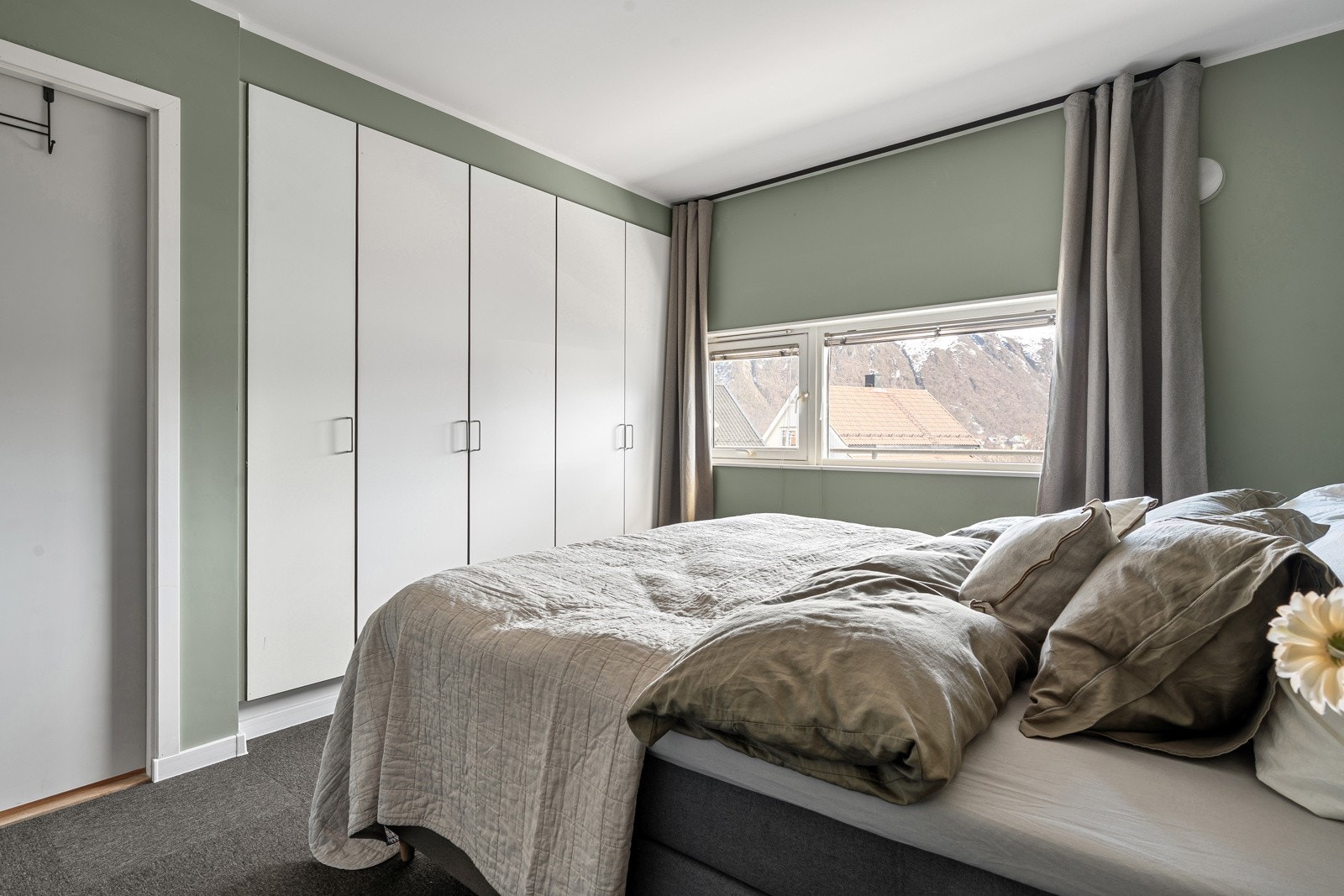 Stor garderobeløsning på soverommet.