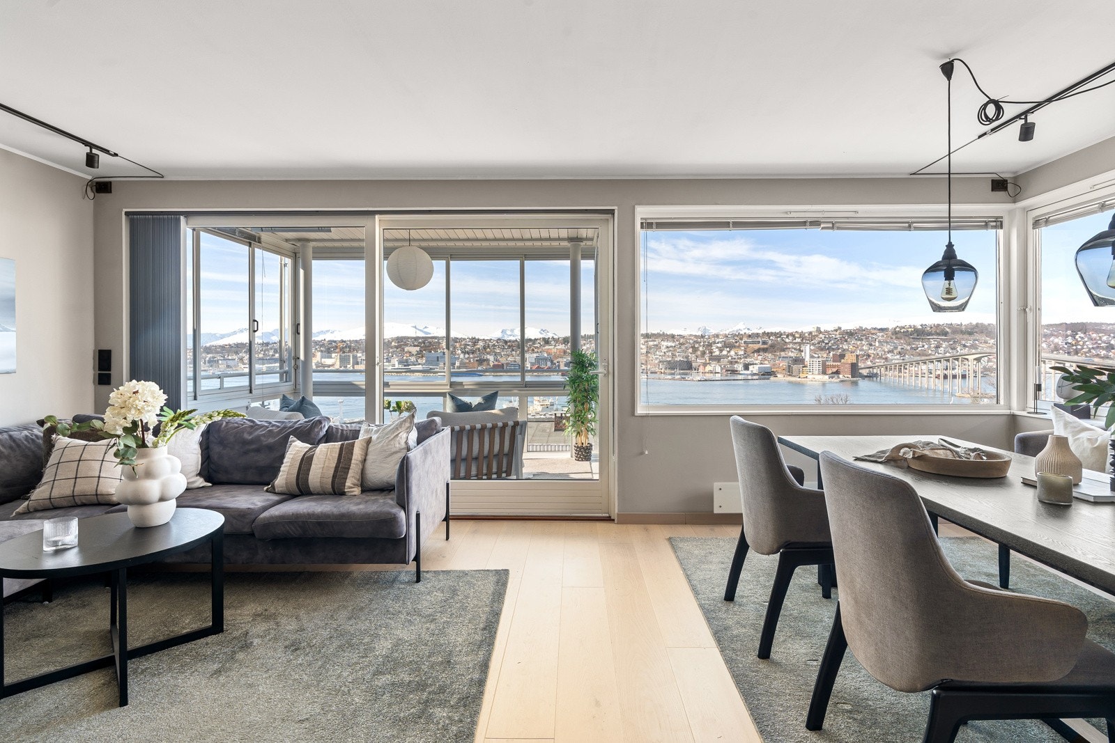 Leiligheten har vært betydelig oppgradert i perioden 2021-2023, og fremstår som moderne og innbydende med gjennomgående gode materialvalg.