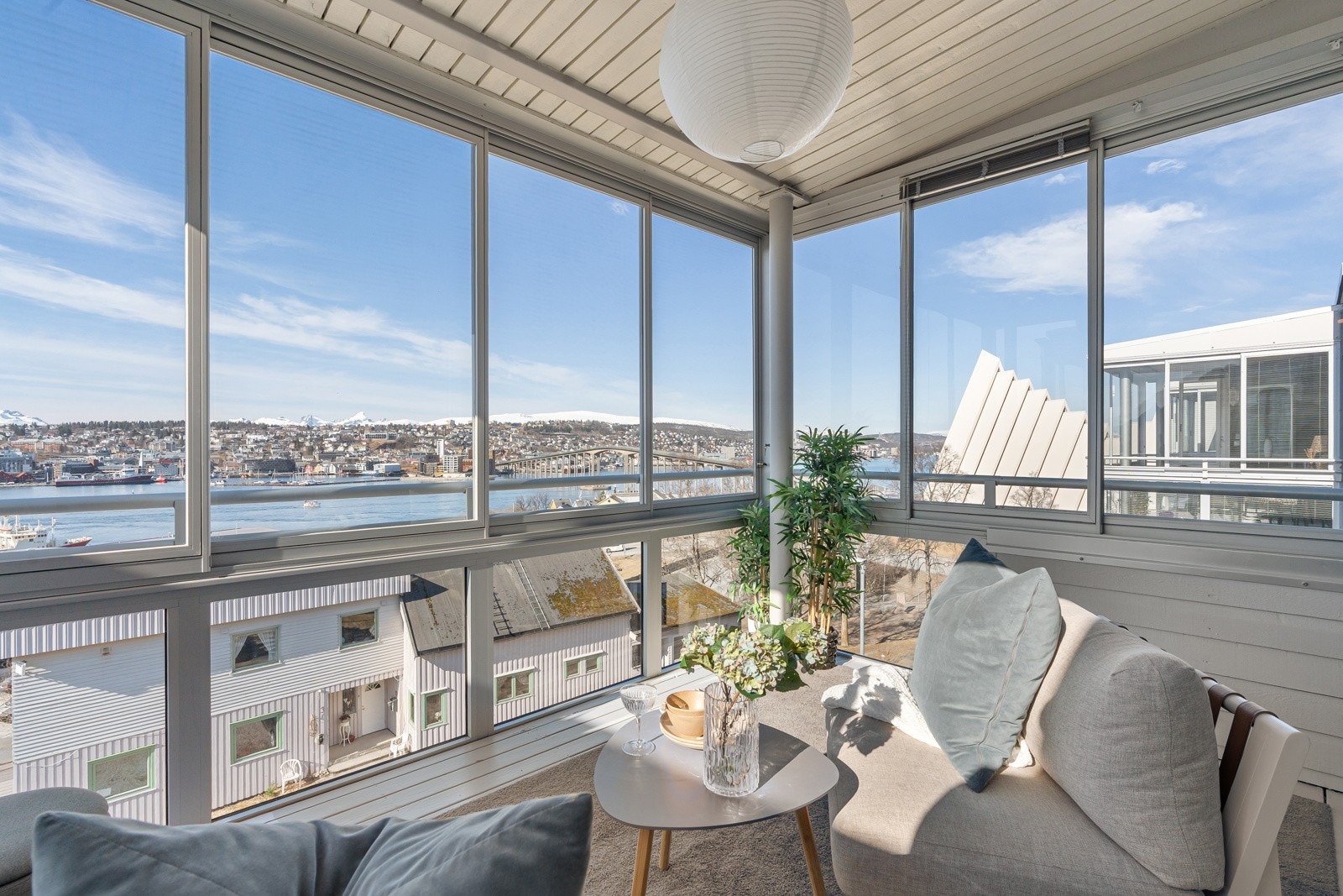 Fra den innglassede balkongen har man fantastisk utsikt mot brua og Ishavskatedralen.