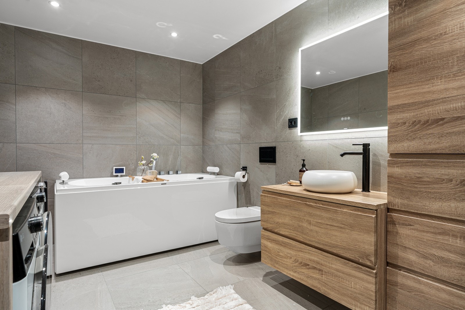 Bad renovert i 2023 med delikate og tidsriktige materialer og badekar.