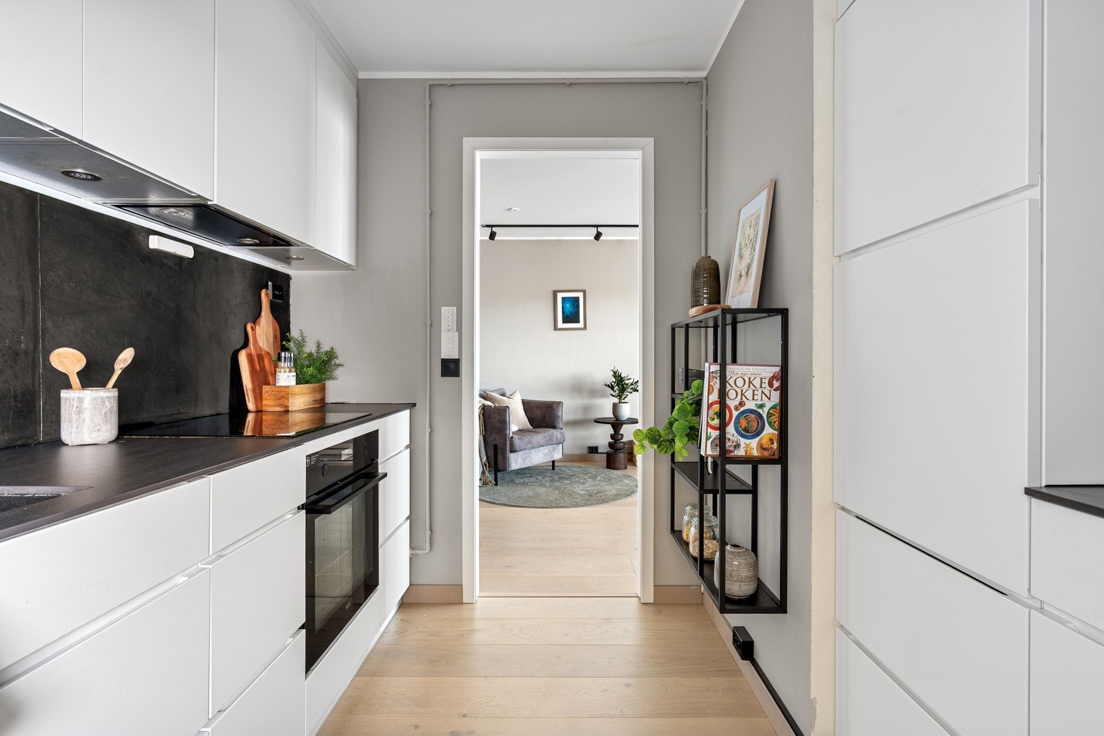 Her er det rikelig med skap- og benkeplass.