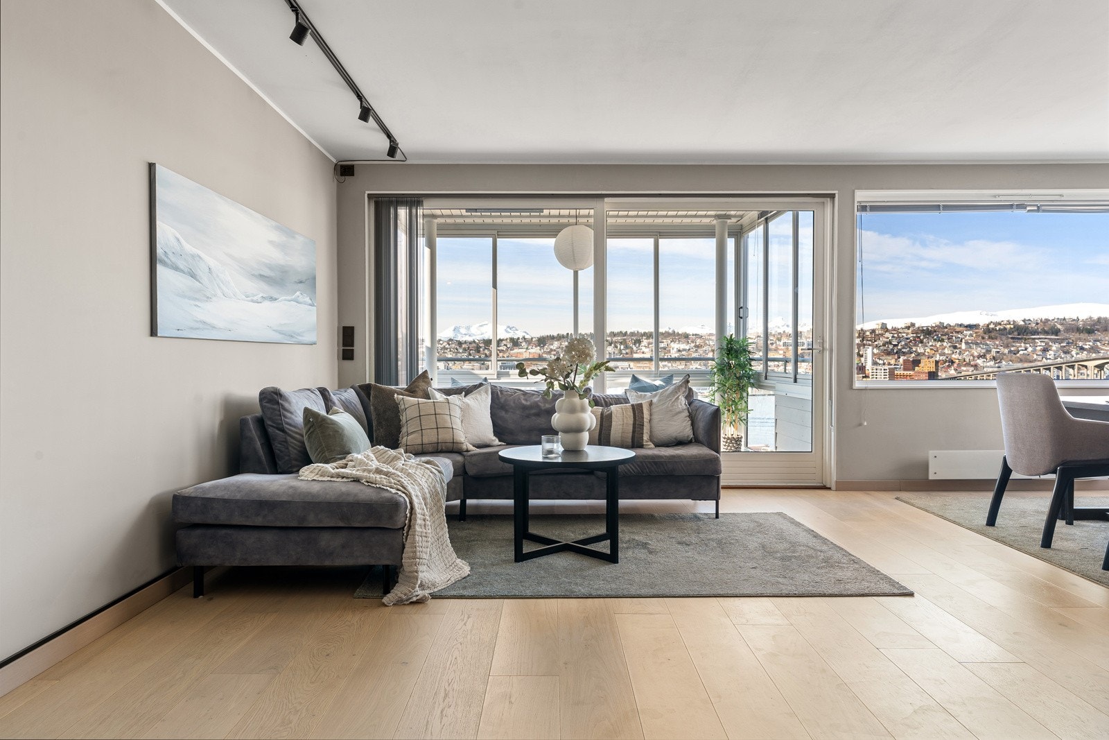 Lyst, åpent og luftig.