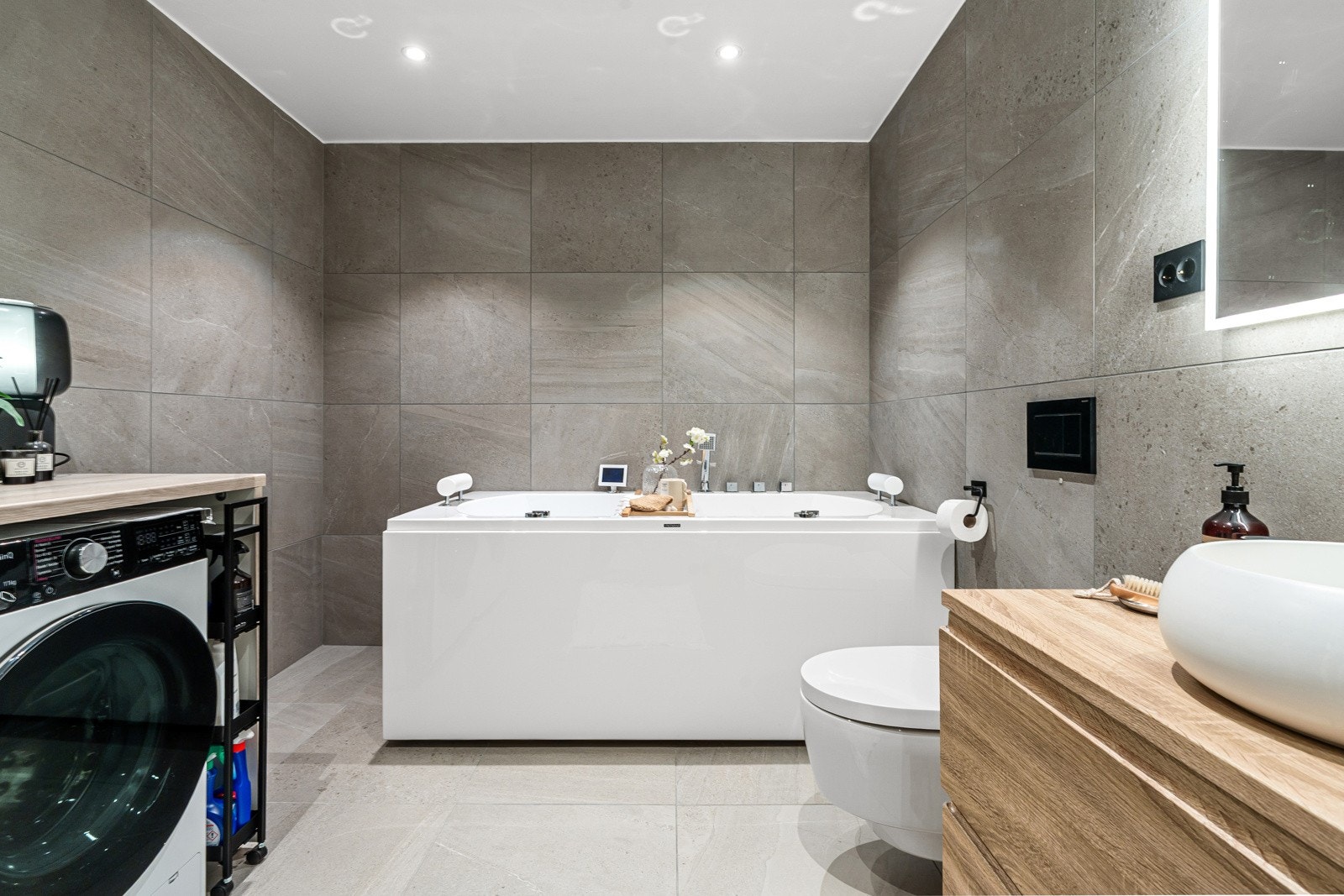 Flislagt bad med varme i gulv og spotlights i himling.