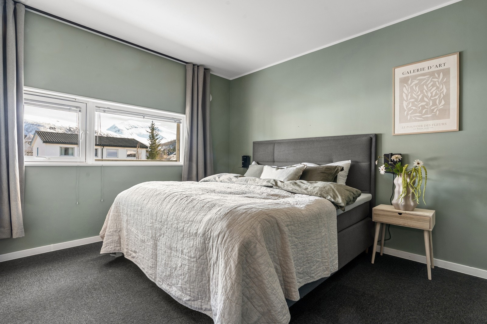 Leiligheten har 3 gode soverom med delikate farger.