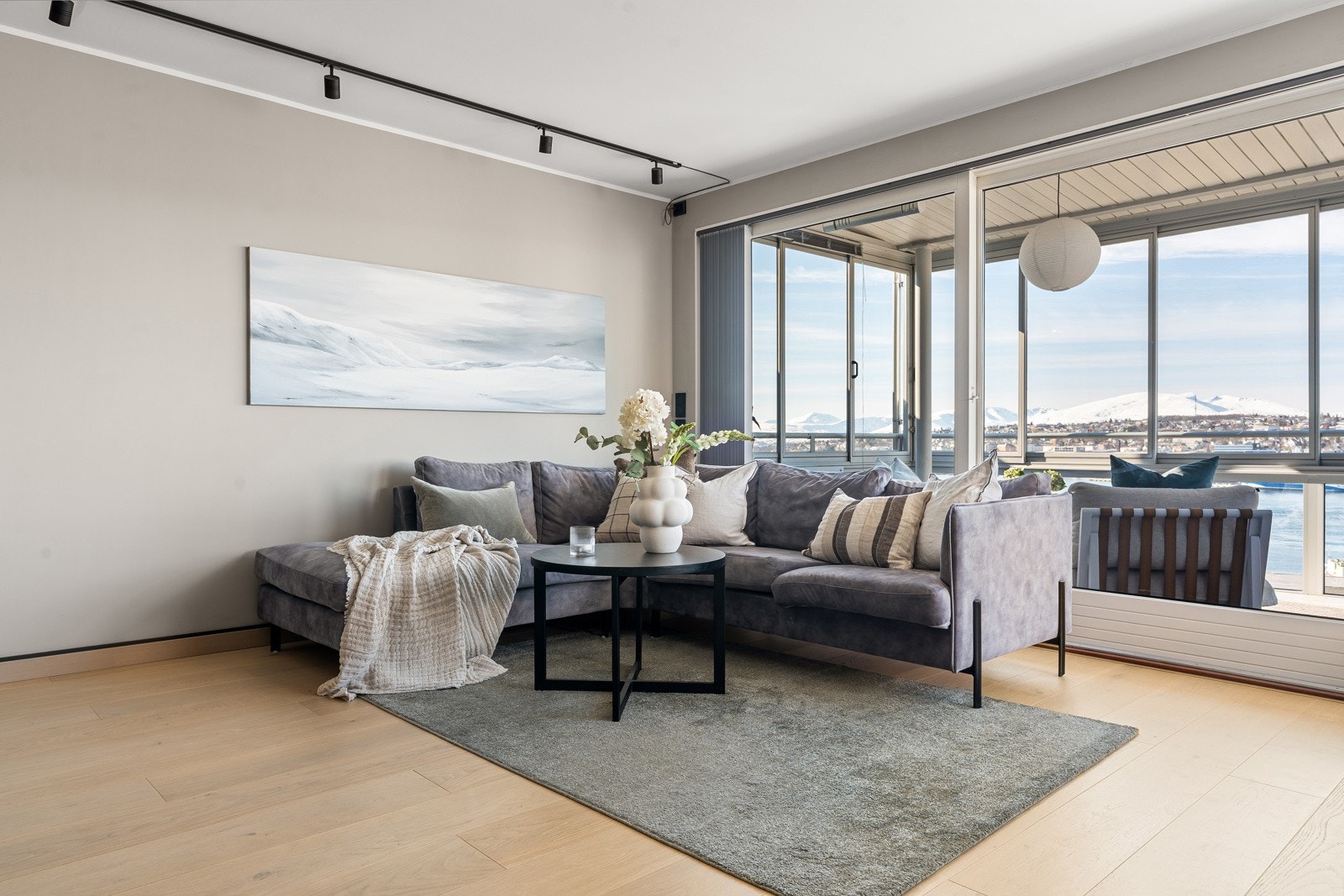 Boligen har en god planløsning som gir både romfølelse og funksjonalitet.