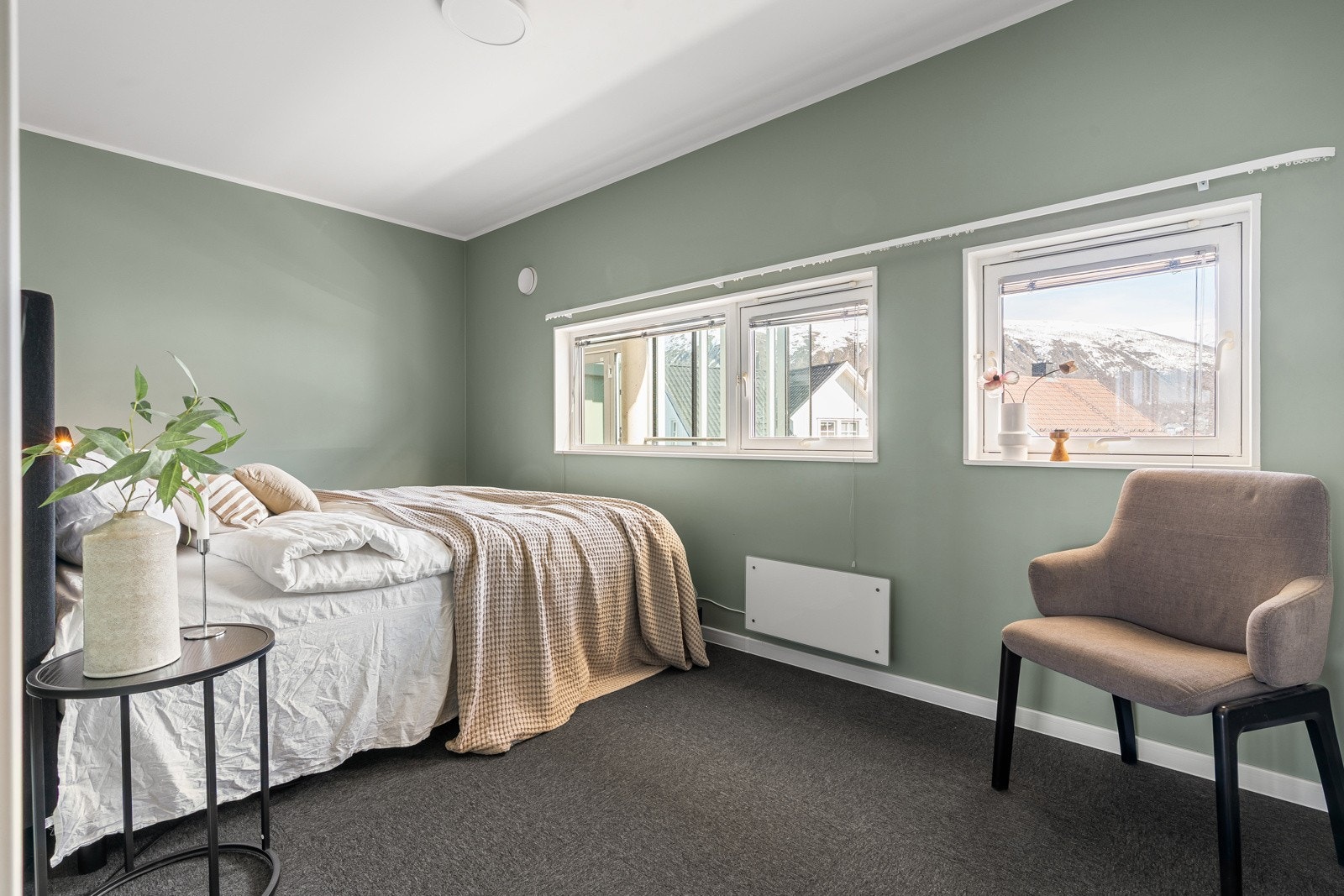 Romslig soverom med god plass til stor seng.