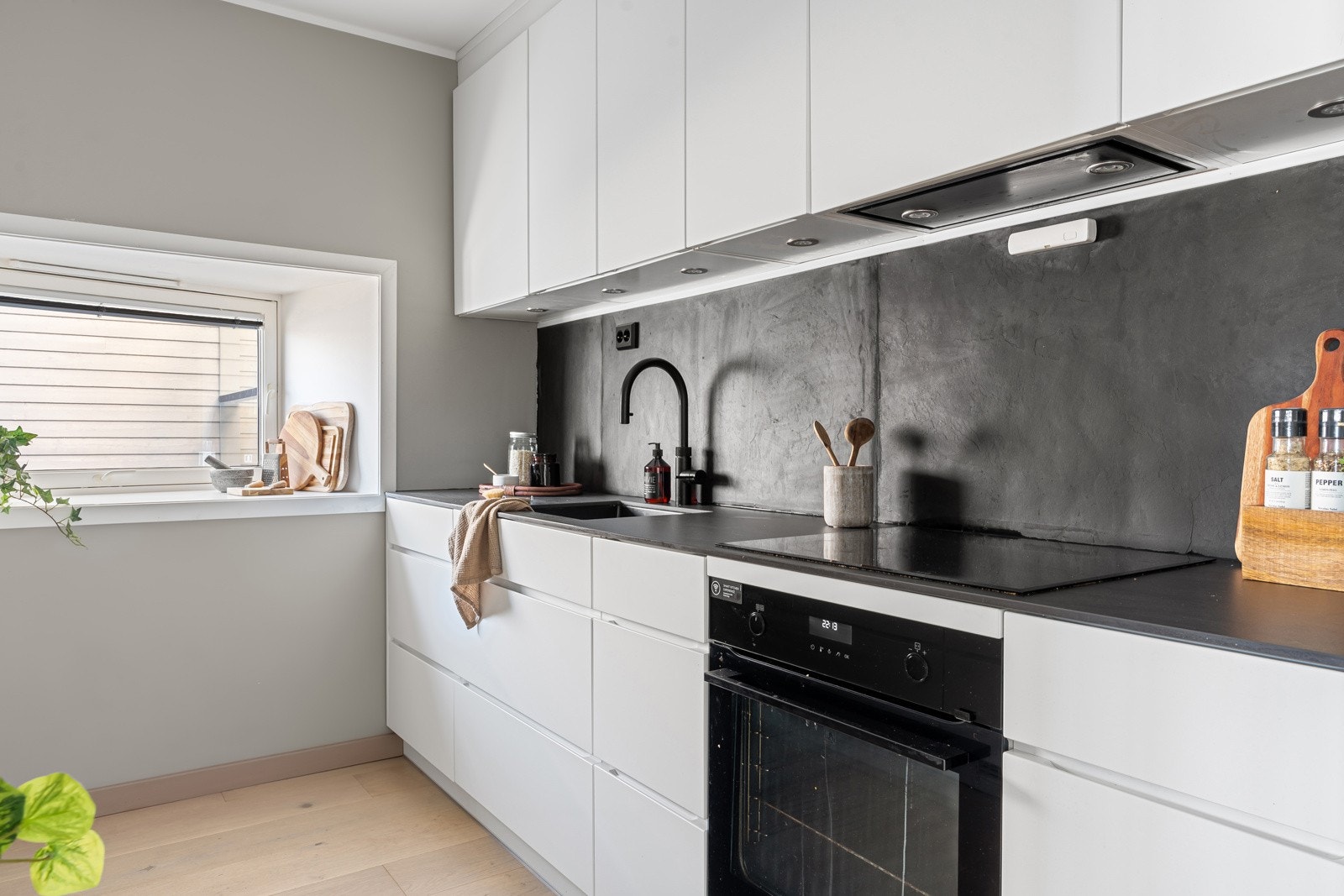 Kjøkkenet er utstyrt med integrerte hvitevarer som kjøl/fryseskap, micro, stekeovn, induksjonstopp og oppvaskmaskin.