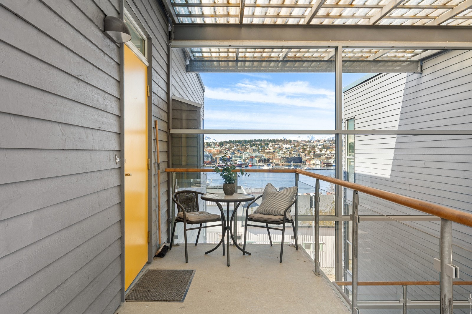 Svalgang. Her er det også plass til hagemøbler og du har utsikt til fjellheisen.