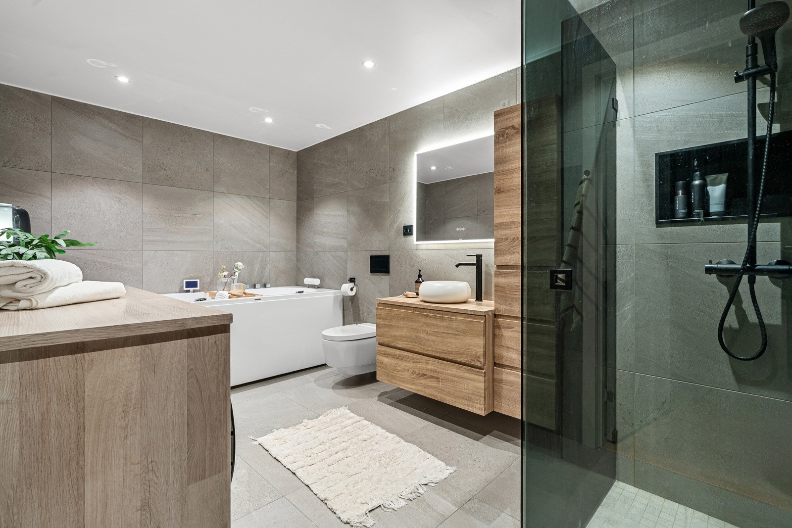 Stor dusjnisje med innebygd hylle for såpe og shampo.