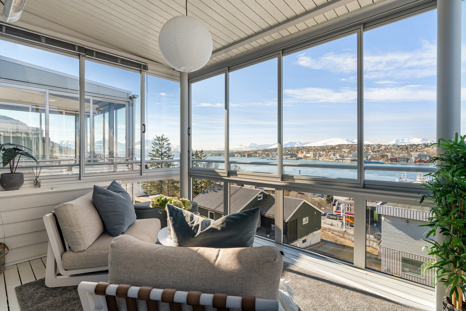 Stor, innglasset balkong med nydelig utsikt!